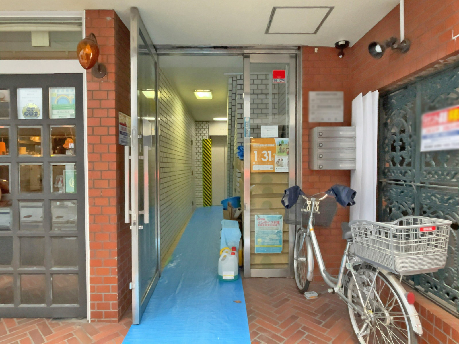 オフィスビル出入り口