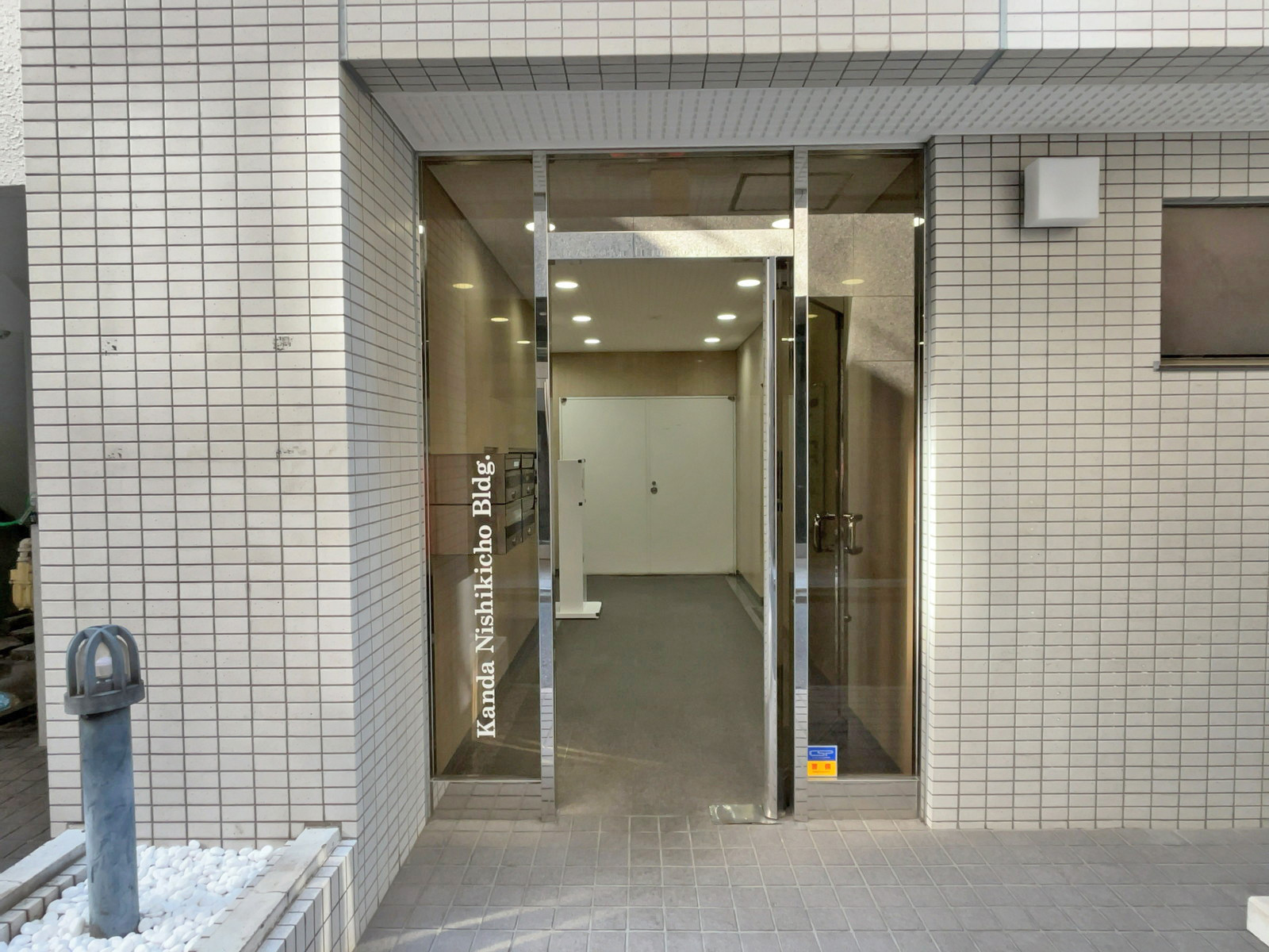 オフィスビル出入り口