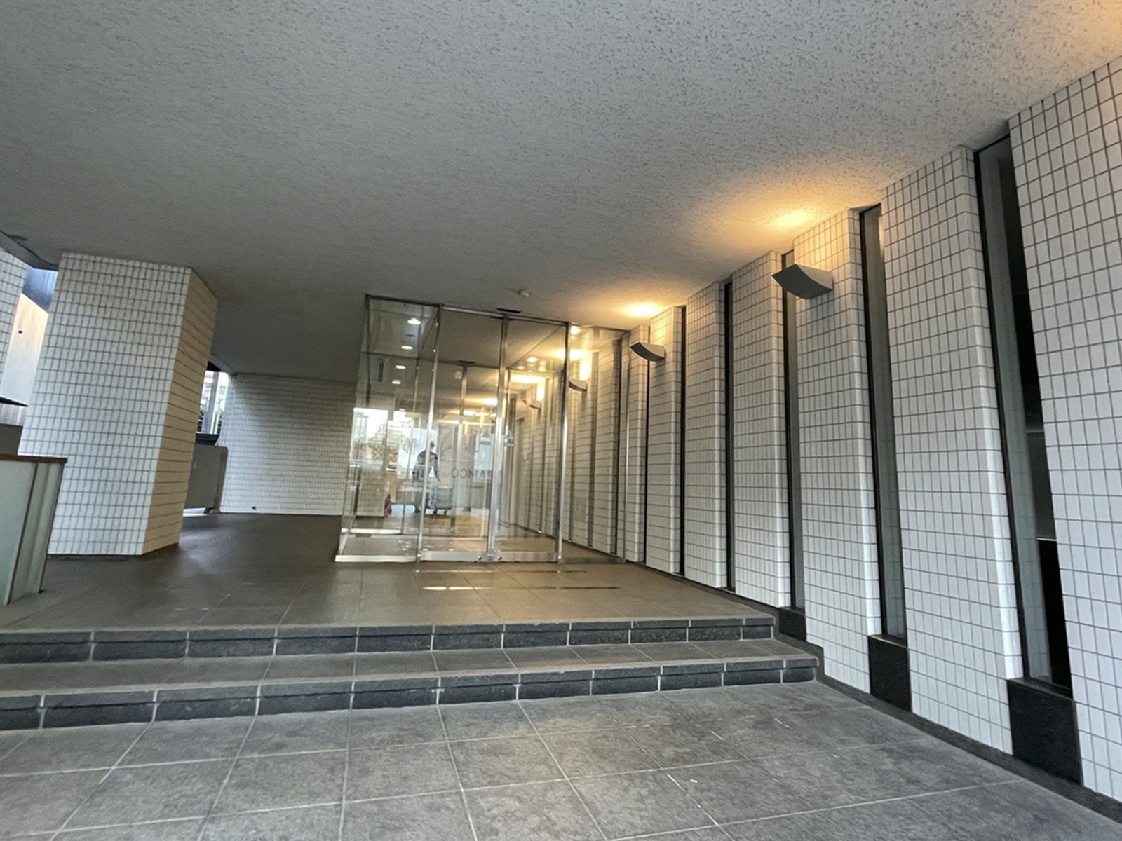 オフィスビル出入口