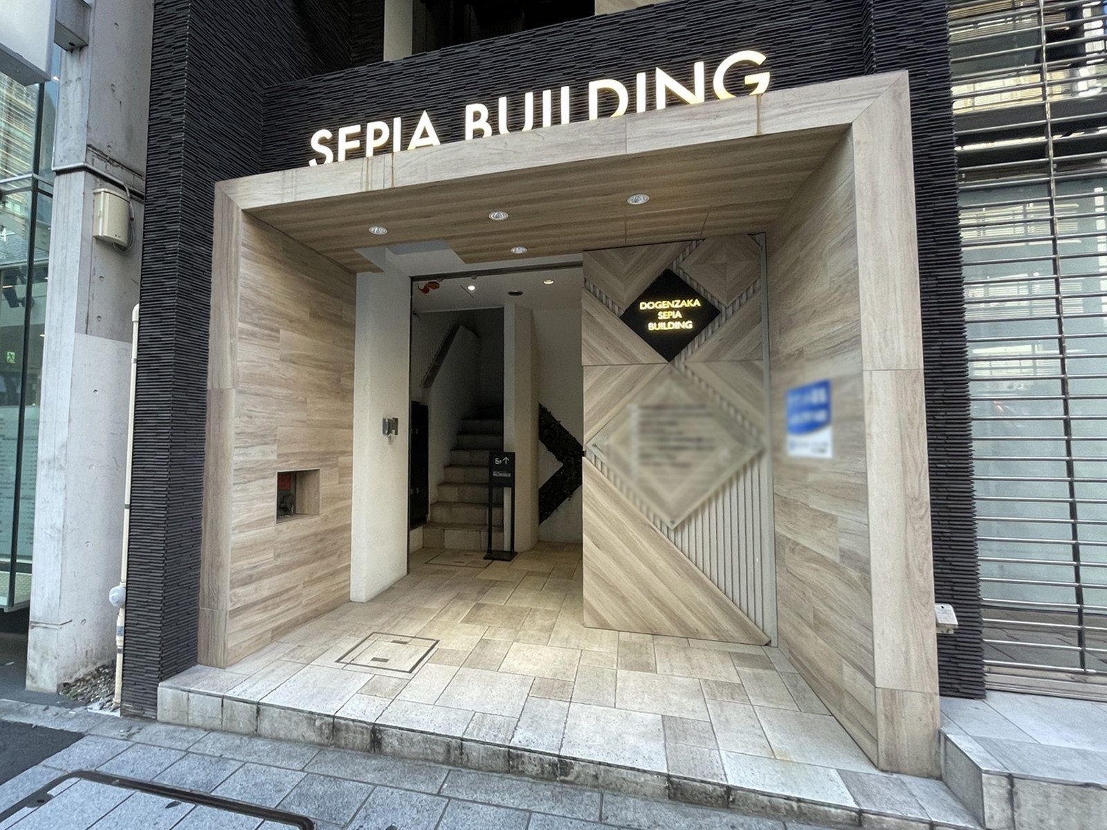 オフィスビル出入口
