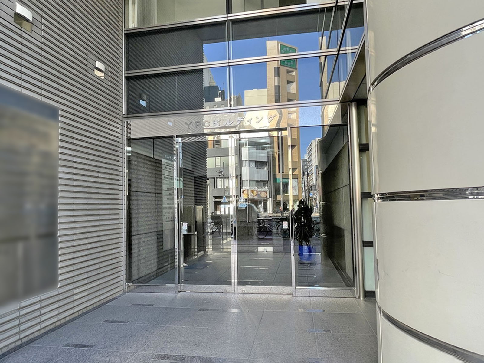 オフィスビル出入口