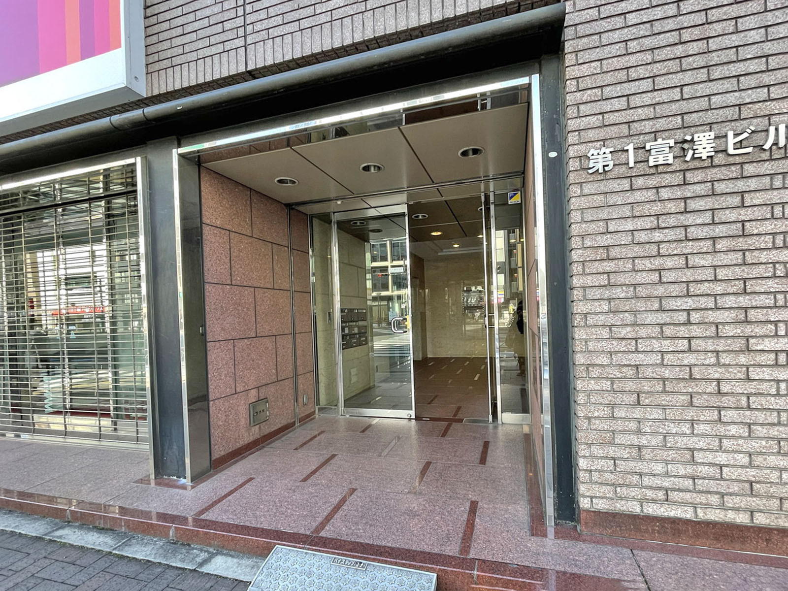 オフィスビル出入口