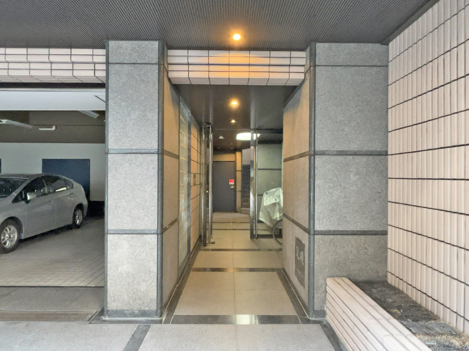 オフィスビル出入り口