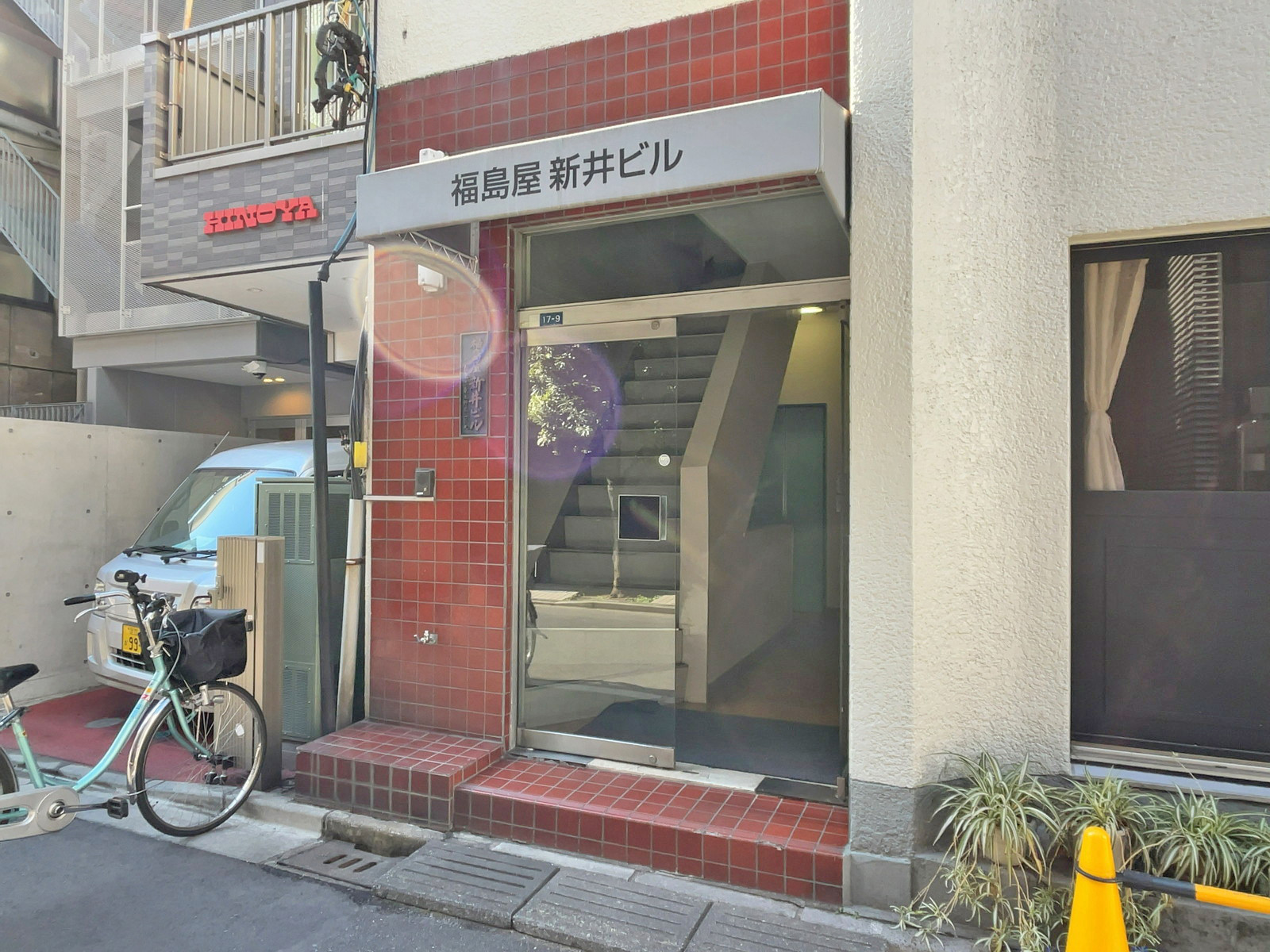 オフィスビル出入り口