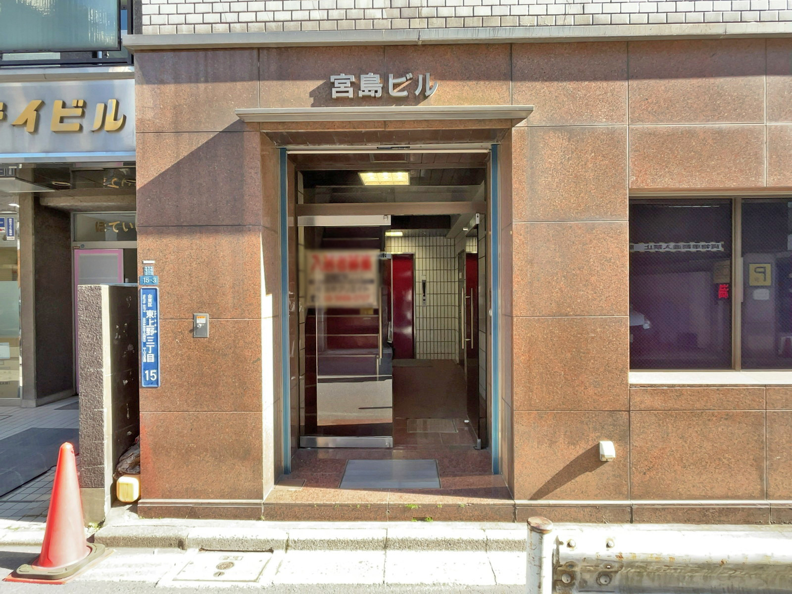 オフィスビル出入口