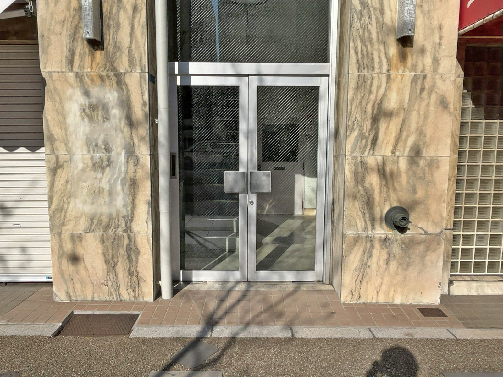 オフィスビル出入り口