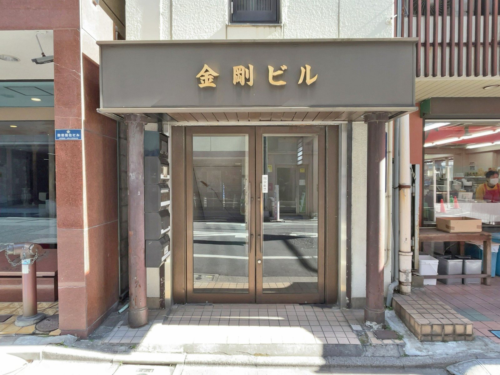オフィスビル出入り口