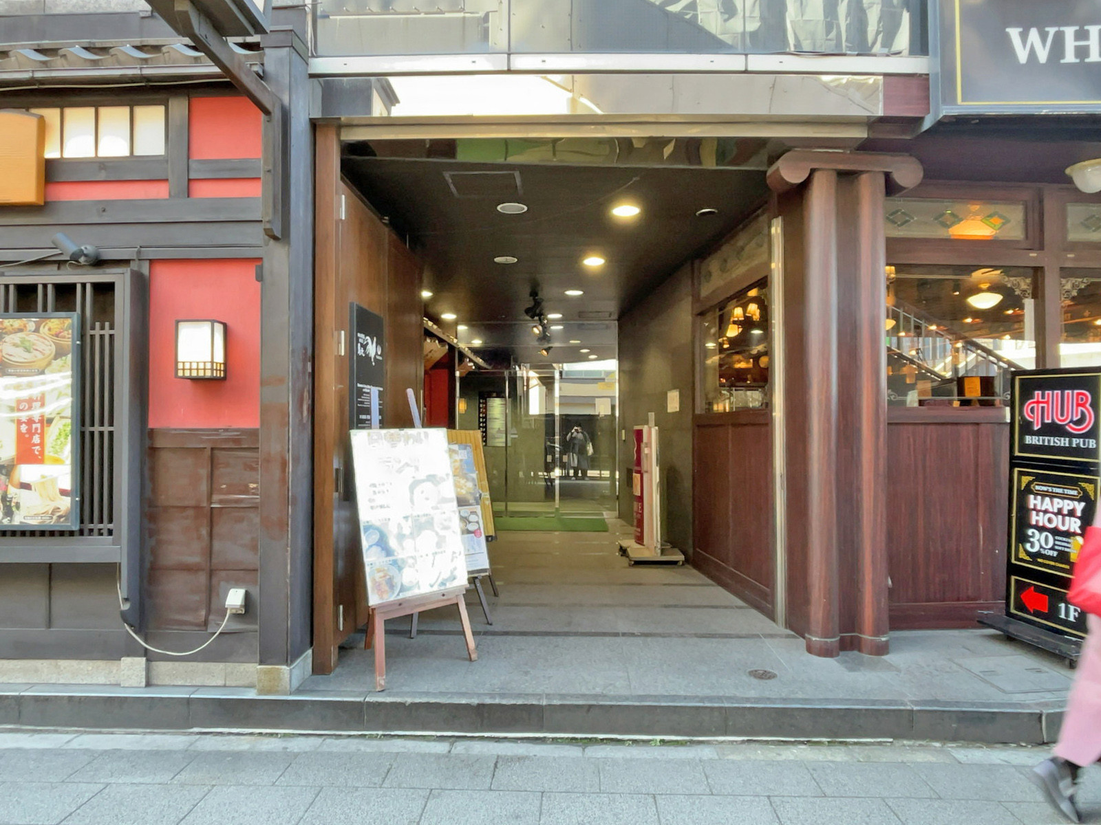 オフィスビル出入り口