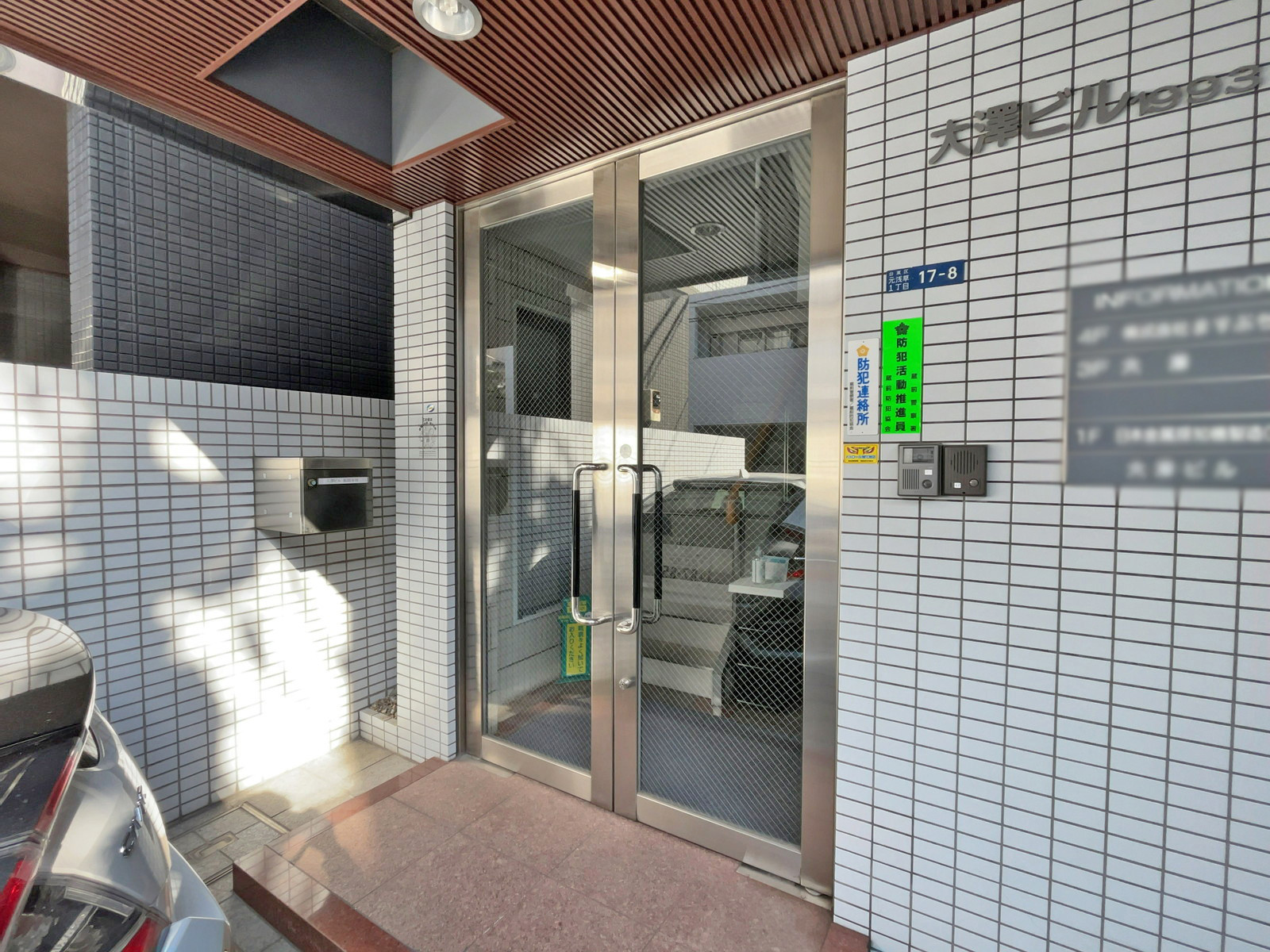 オフィスビル出入り口