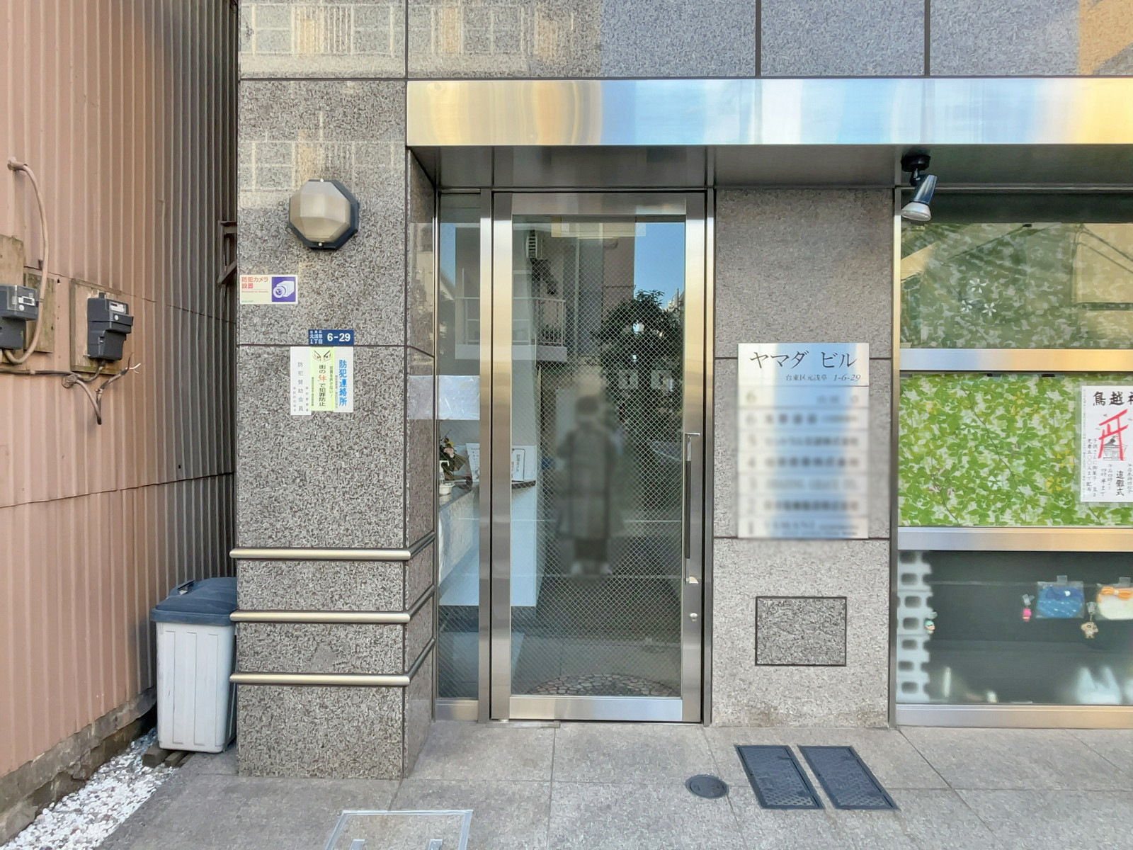 オフィスビル出入口