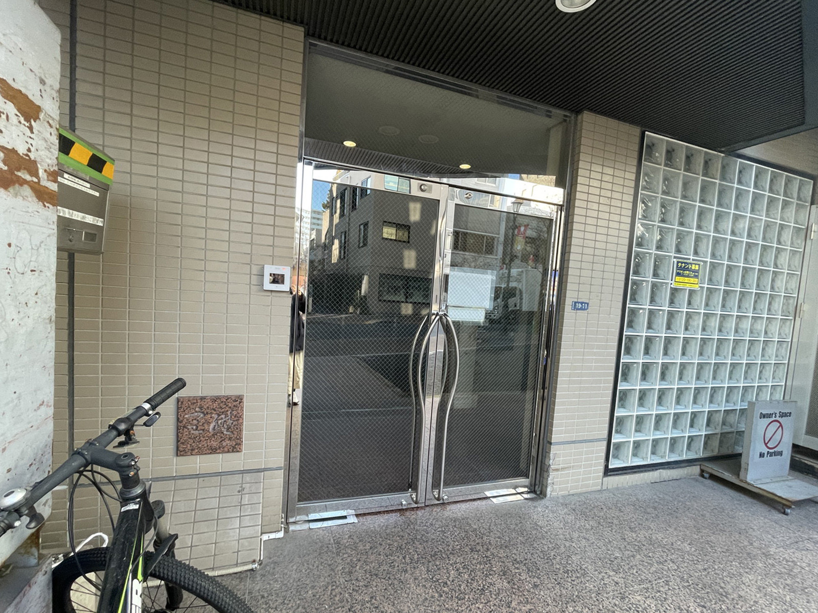 オフィスビル出入口
