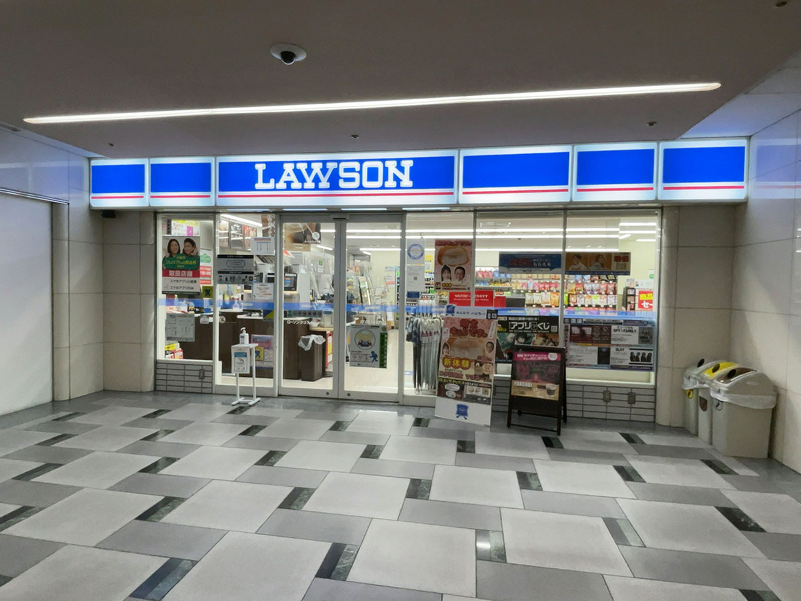 地下1階のローソン クリスタルタワー店