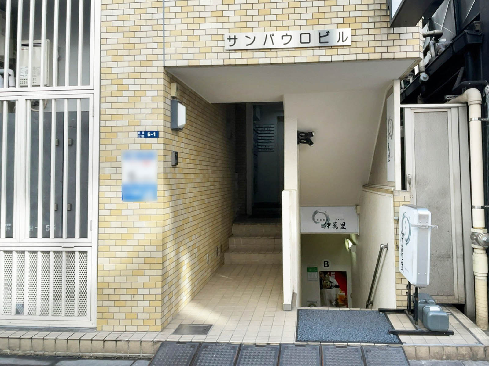 オフィスビル出入口