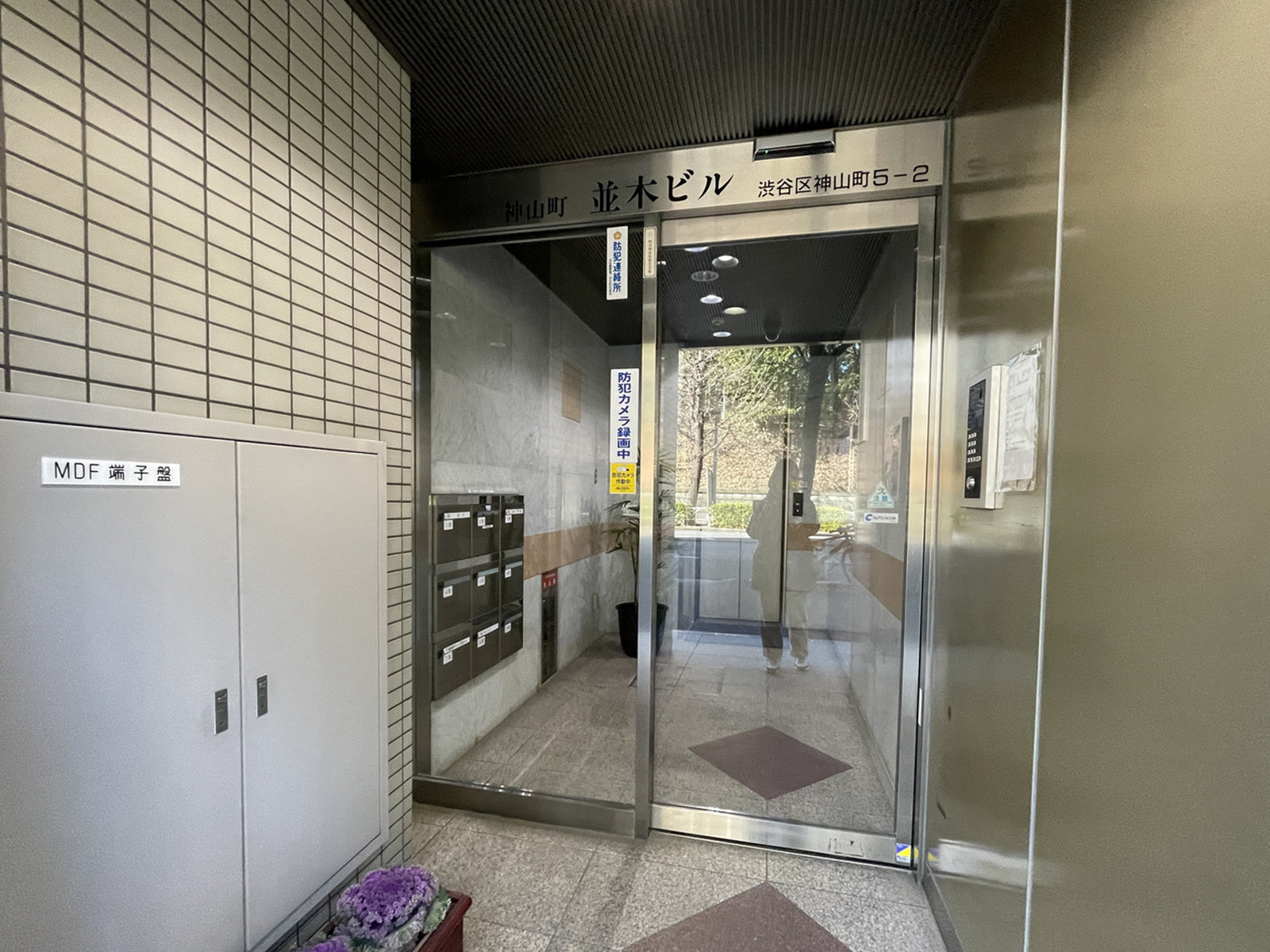 オフィスビル出入口