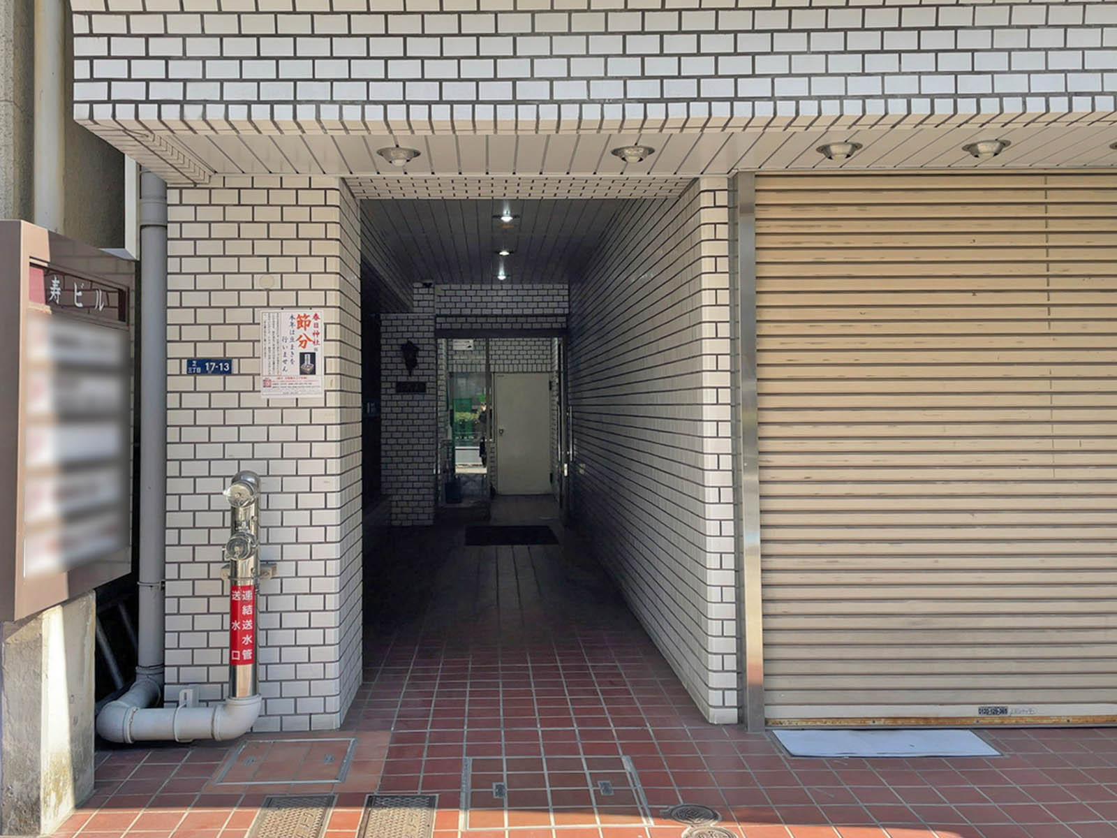オフィスビル出入口