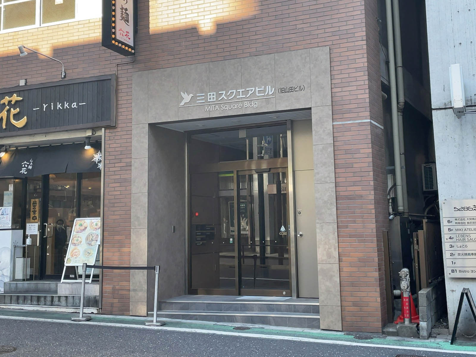 オフィスビル出入口