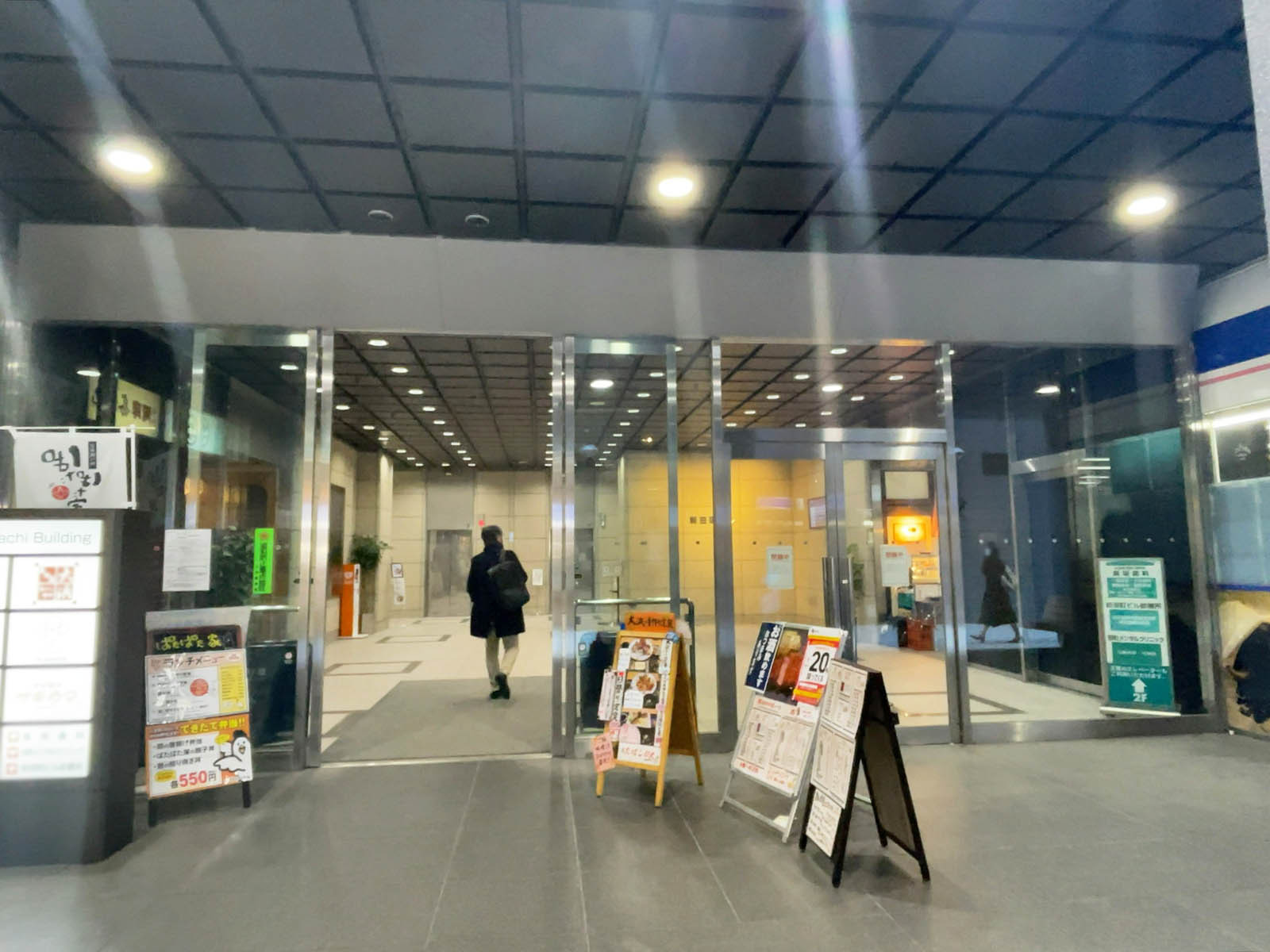 オフィスビル出入口