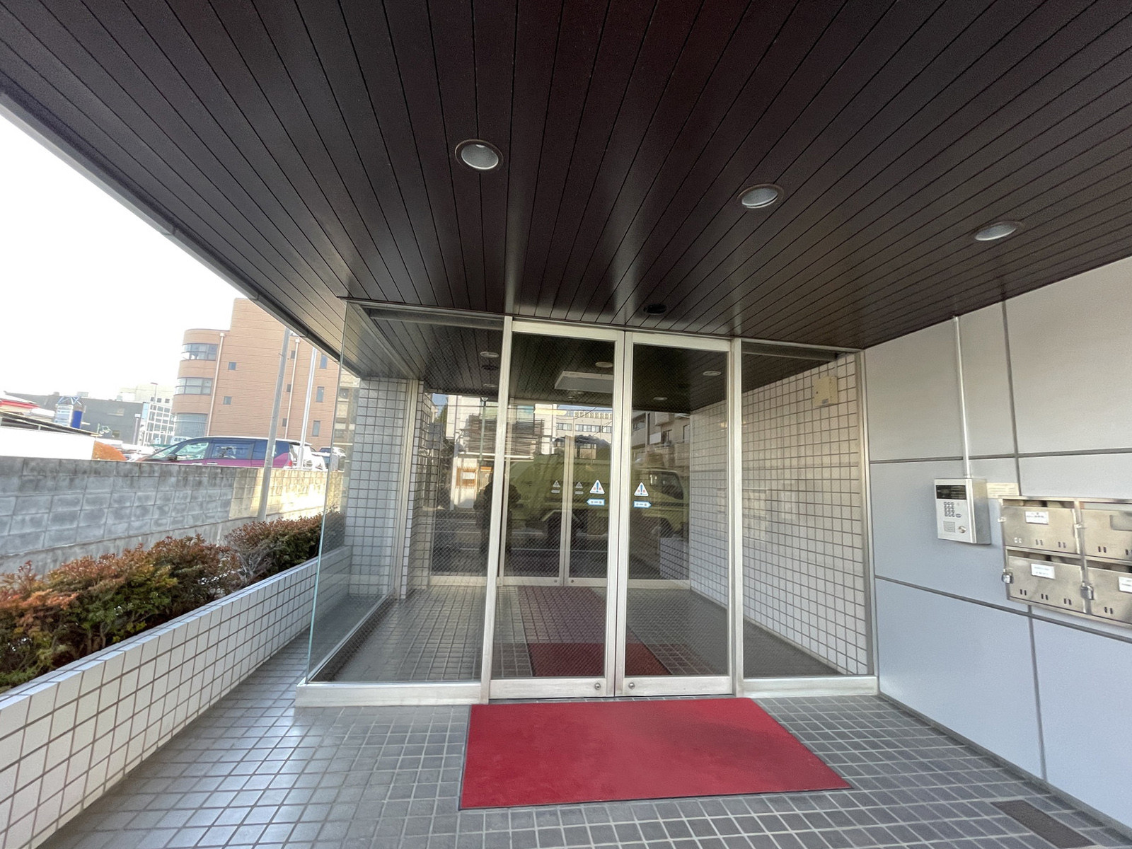オフィスビル出入口