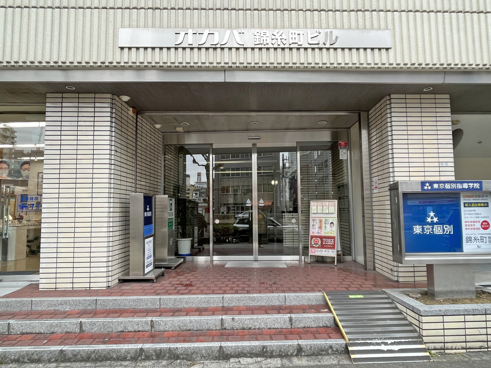 オフィスビル出入り口