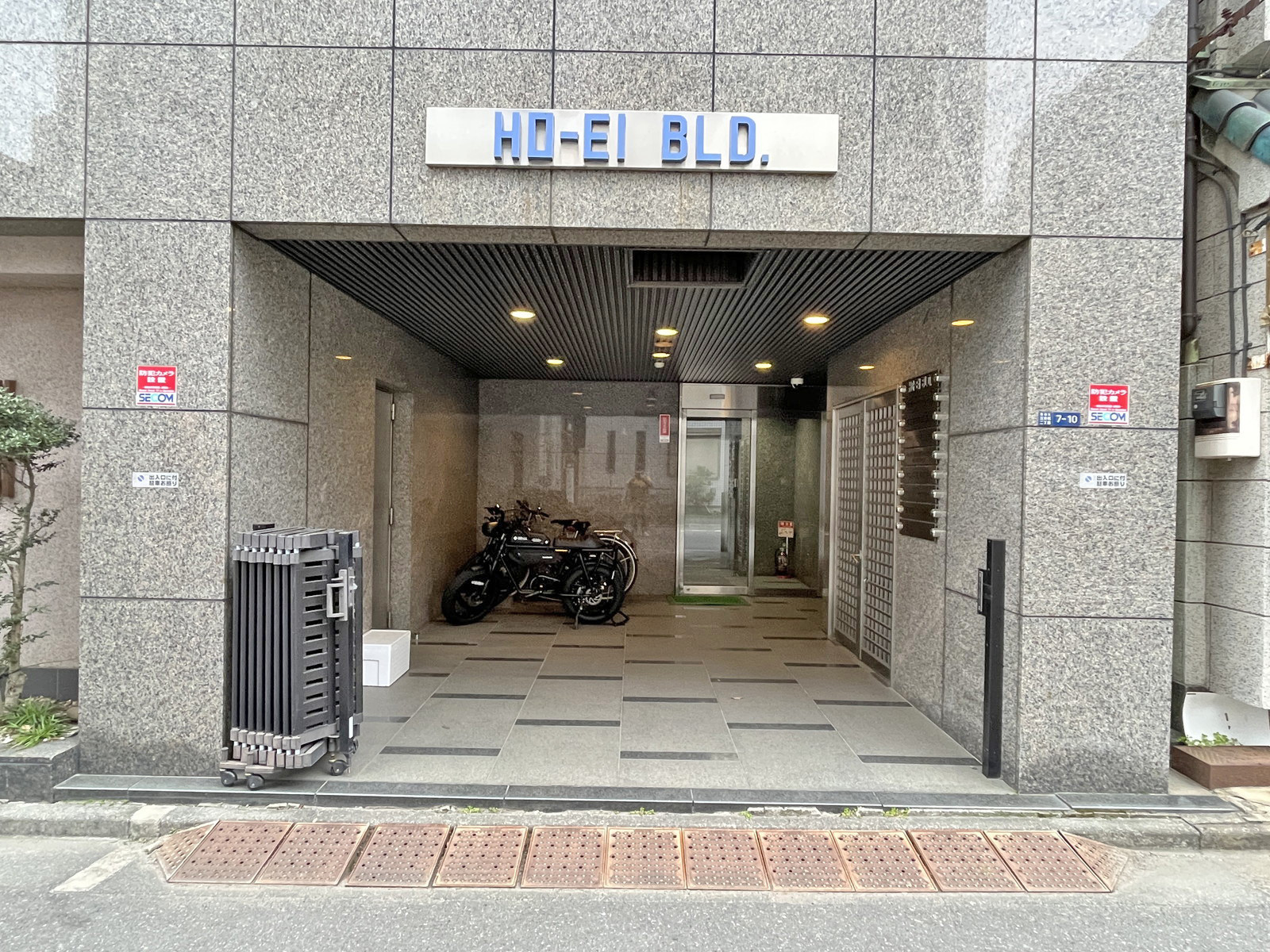オフィスビル出入り口