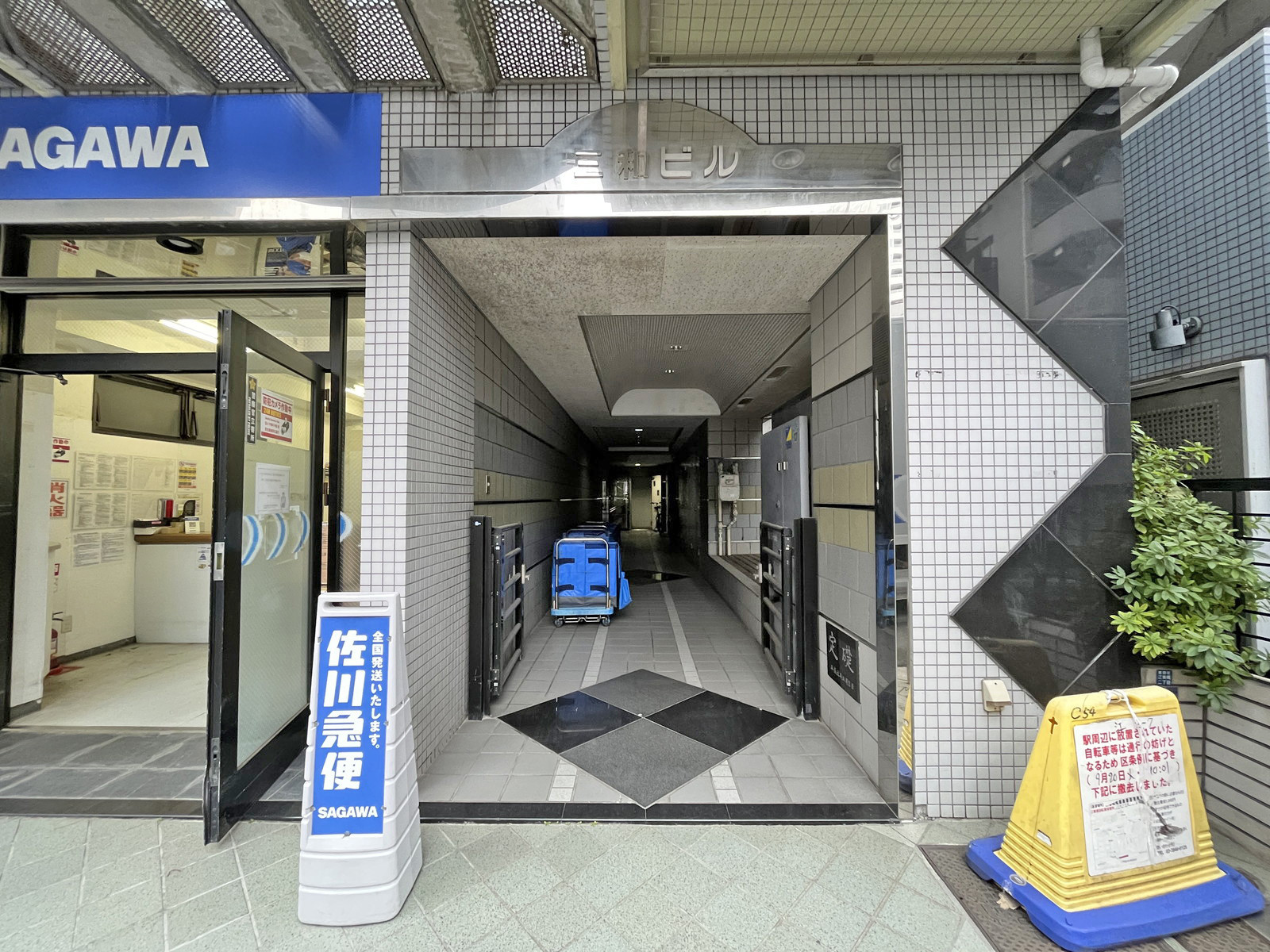 オフィスビル出入口