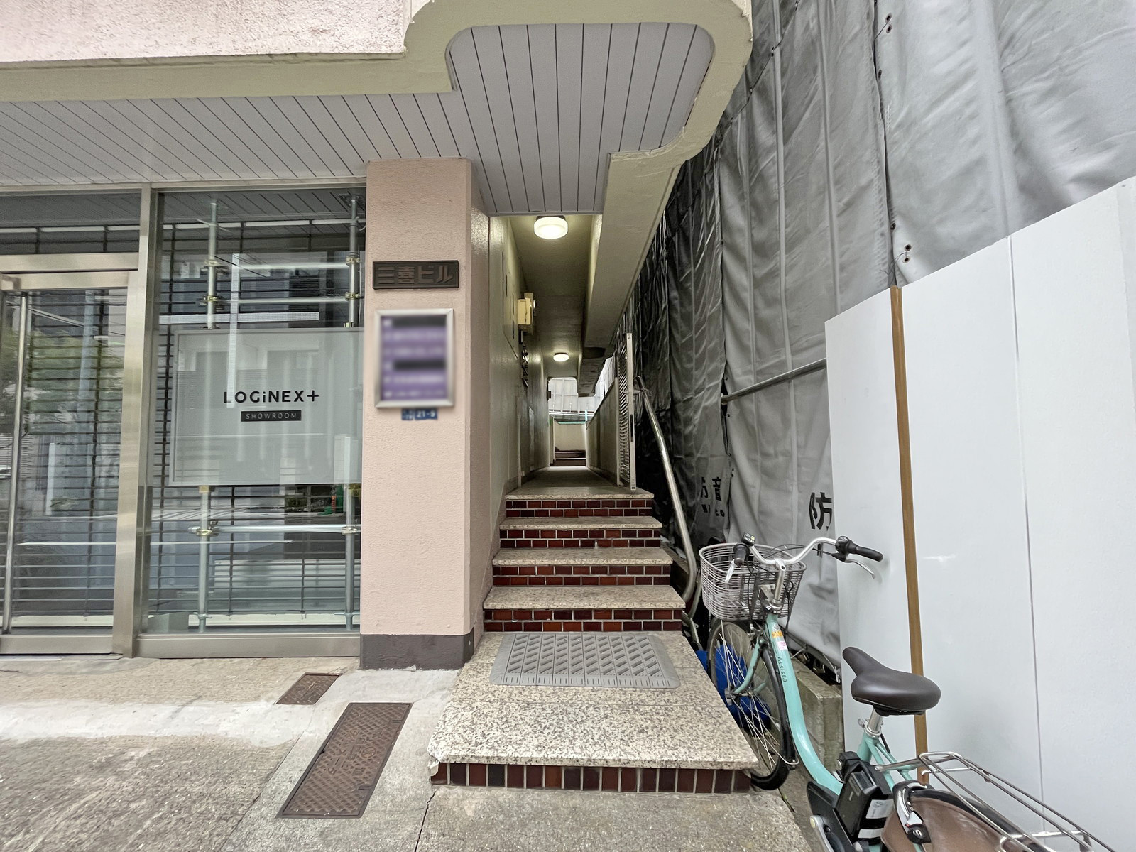 オフィスビル出入り口