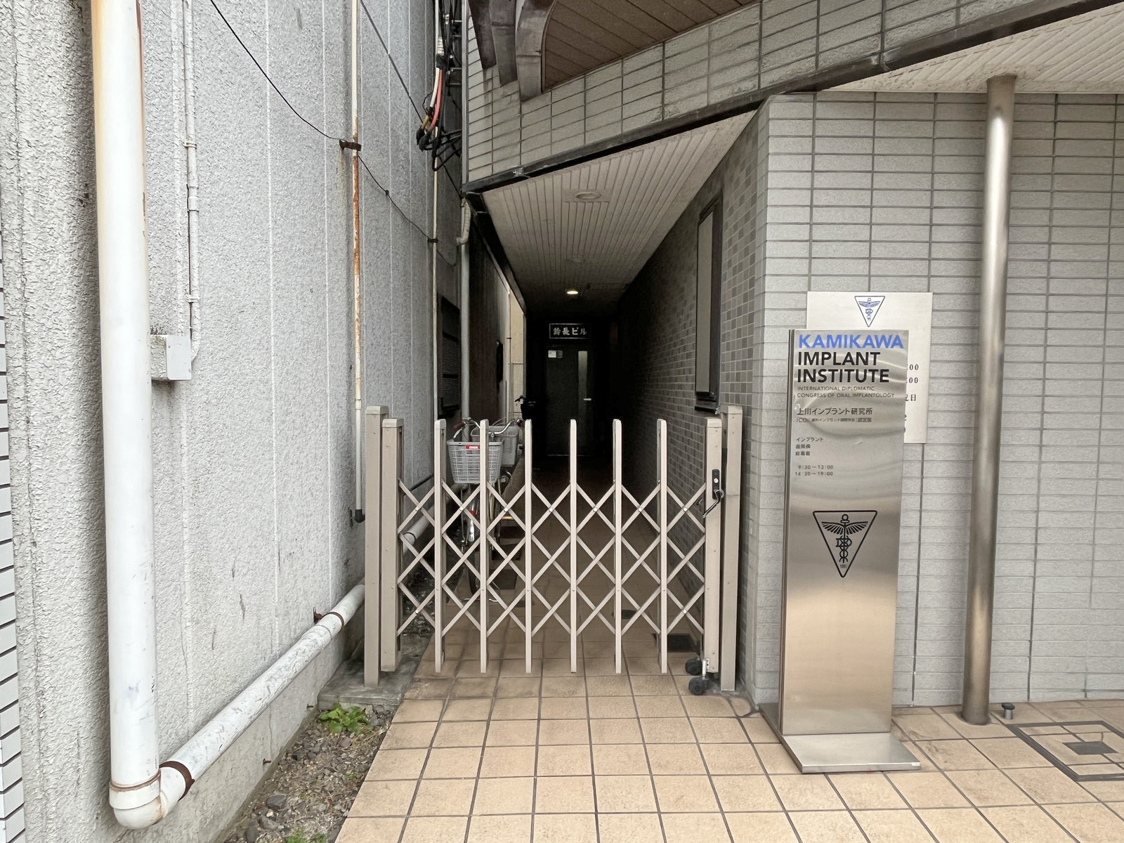オフィスビル出入り口