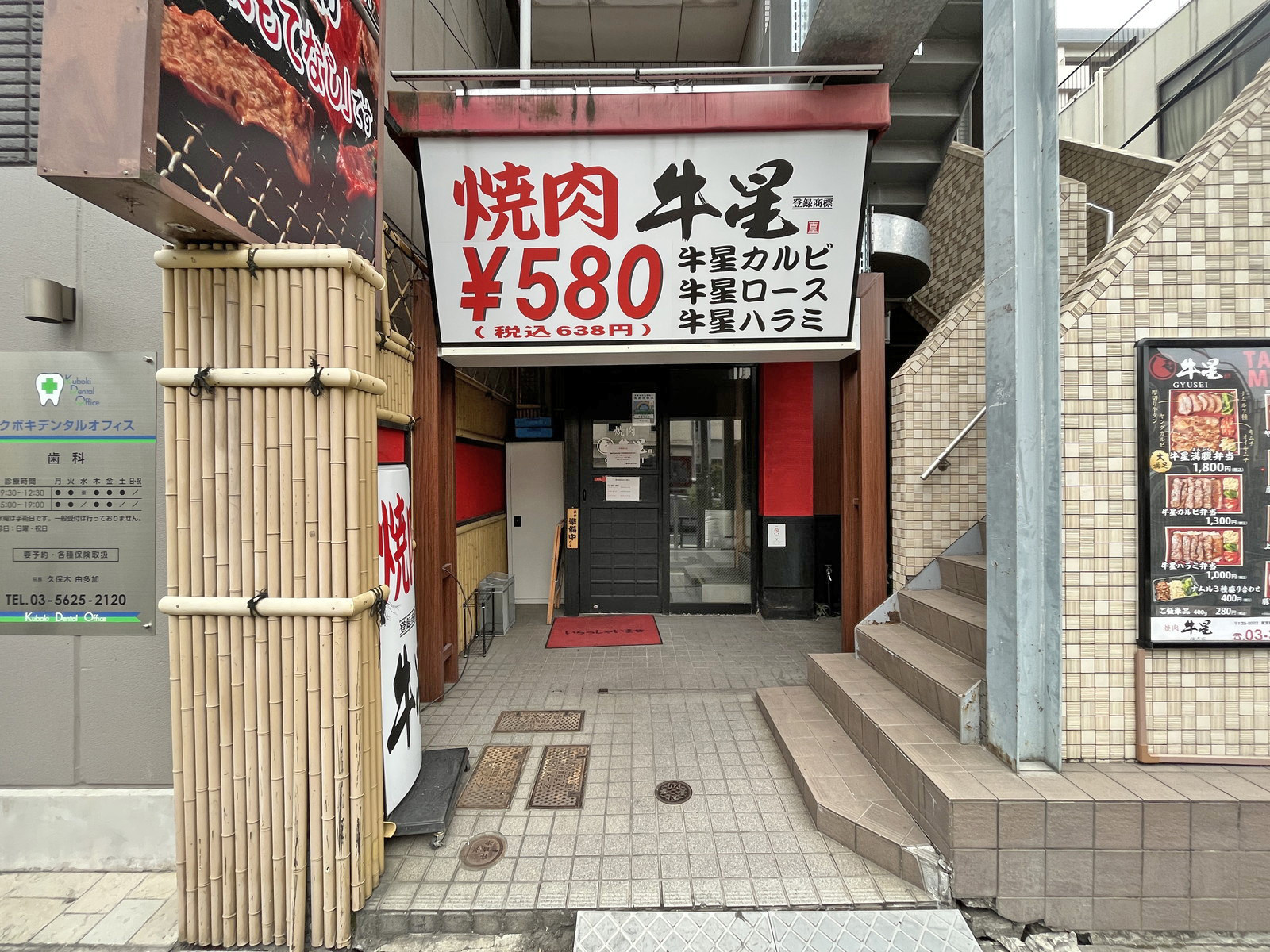 オフィスビル出入り口