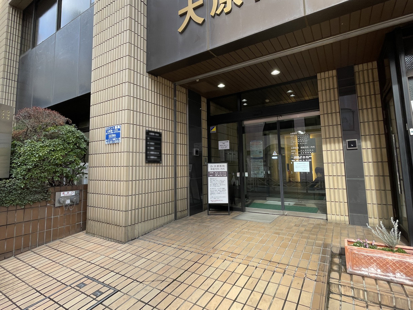 オフィスビル出入口
