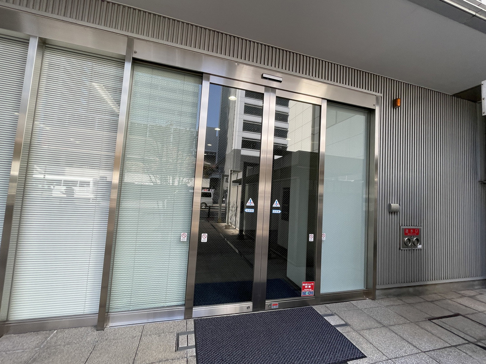 オフィスビル出入口