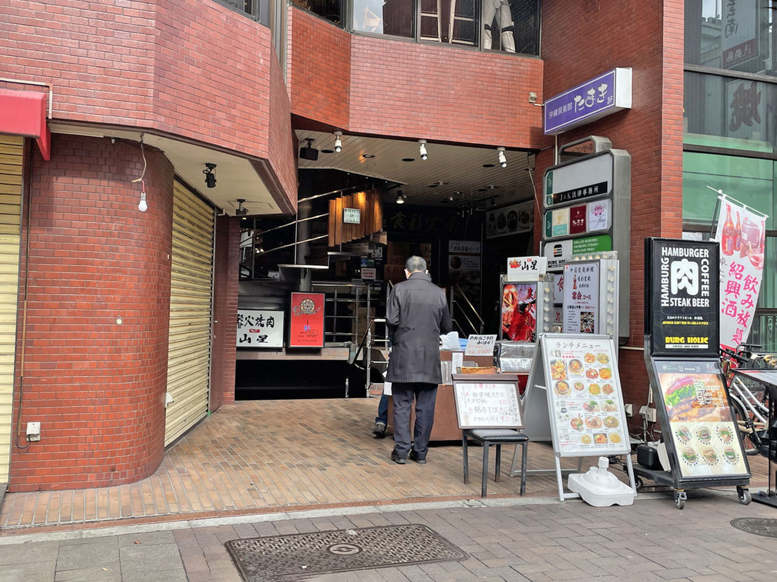 オフィスビル出入口
