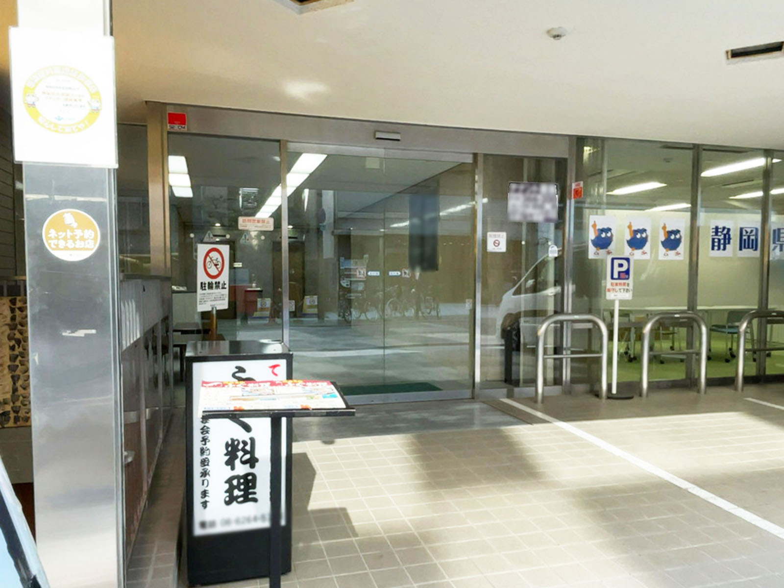 オフィスビル出入口