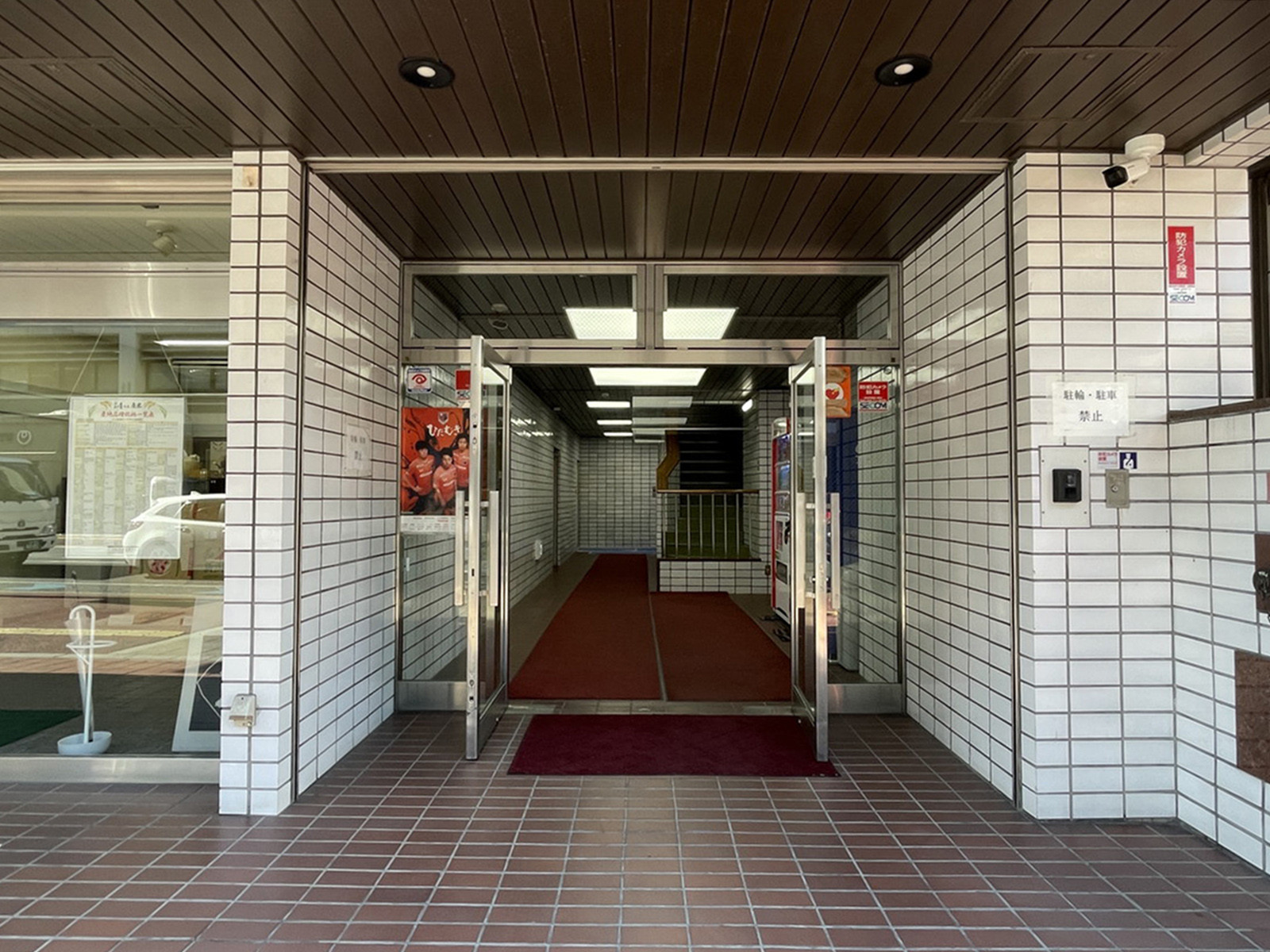 オフィスビル出入口