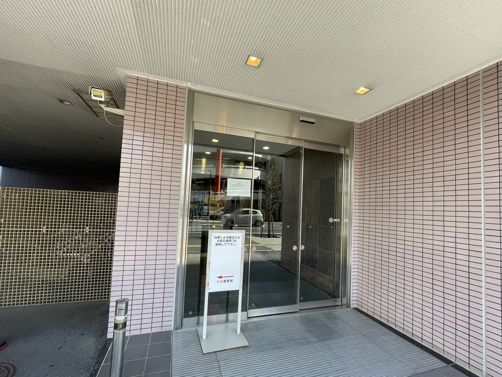 オフィスビル出入口