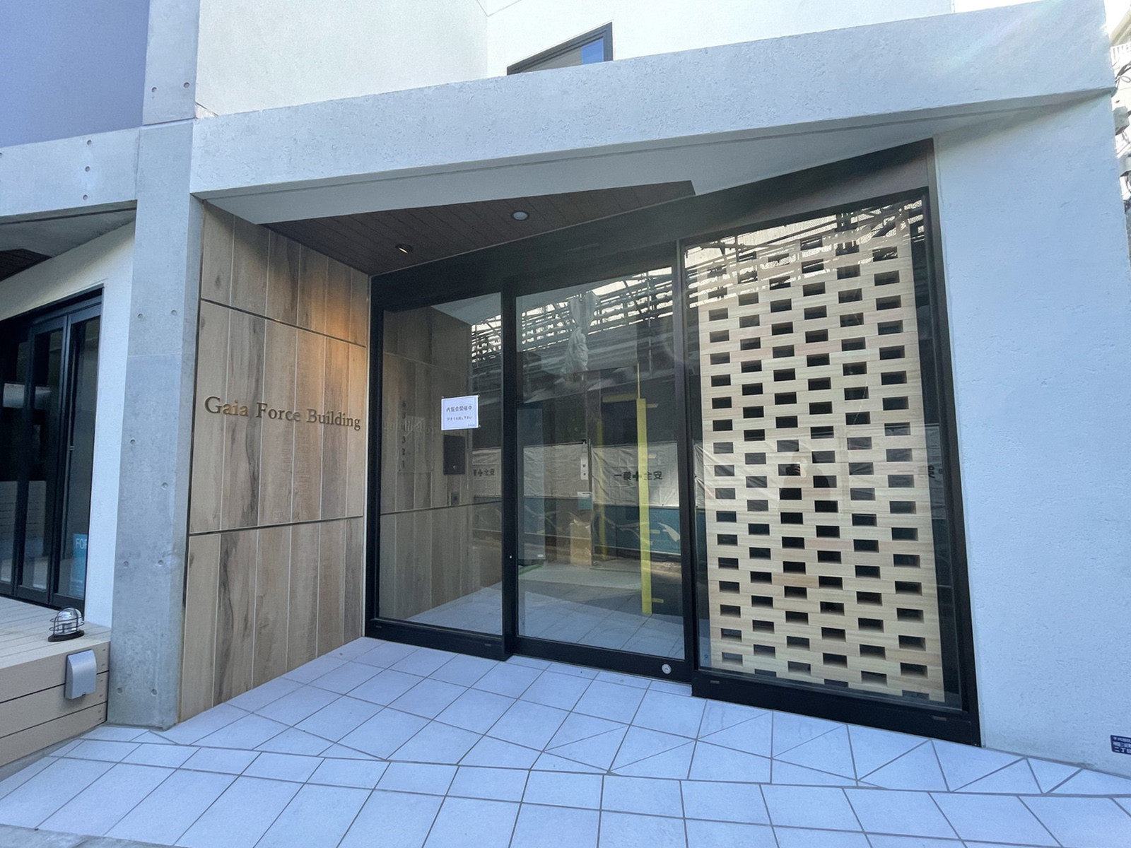 オフィスビル出入口