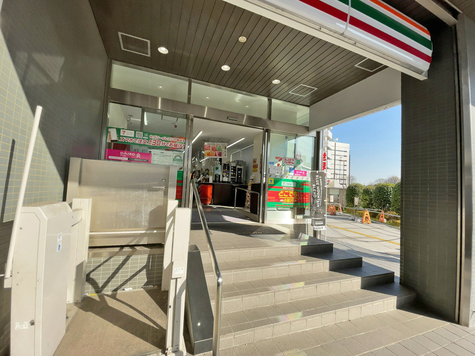 1階のセブンイレブン京王新宿3丁目ビル店