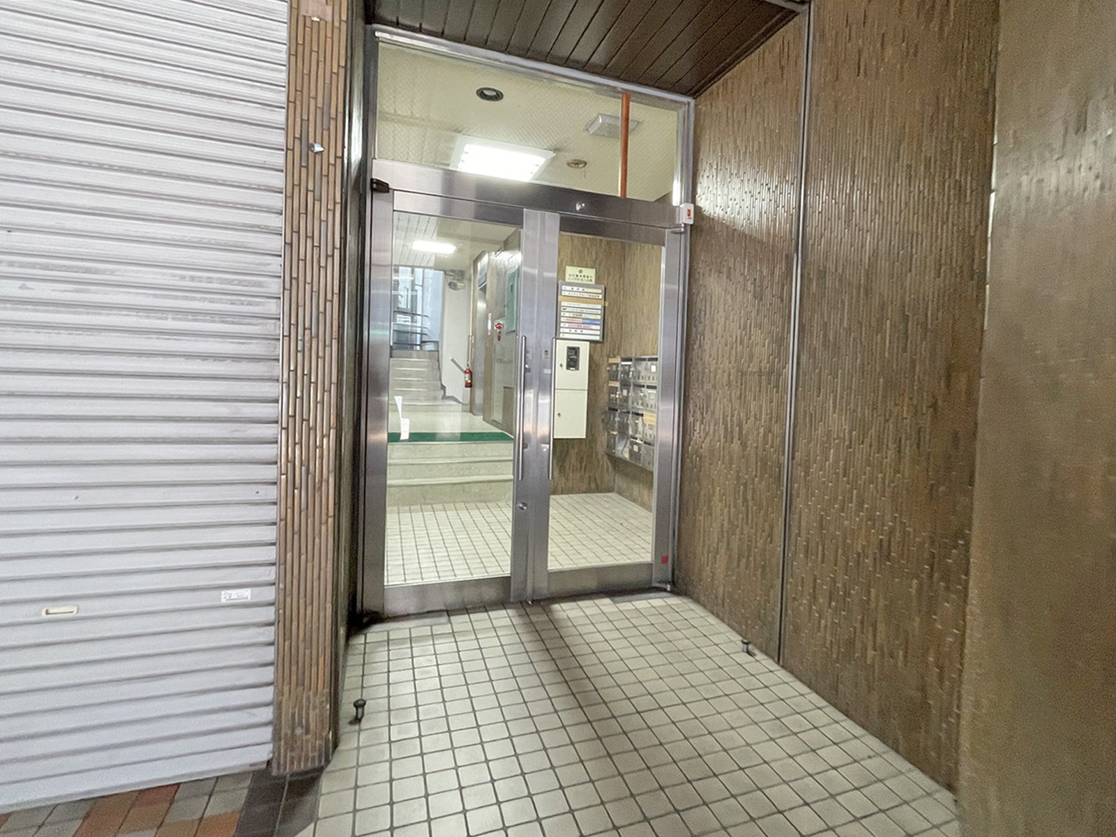 オフィスビル出入口