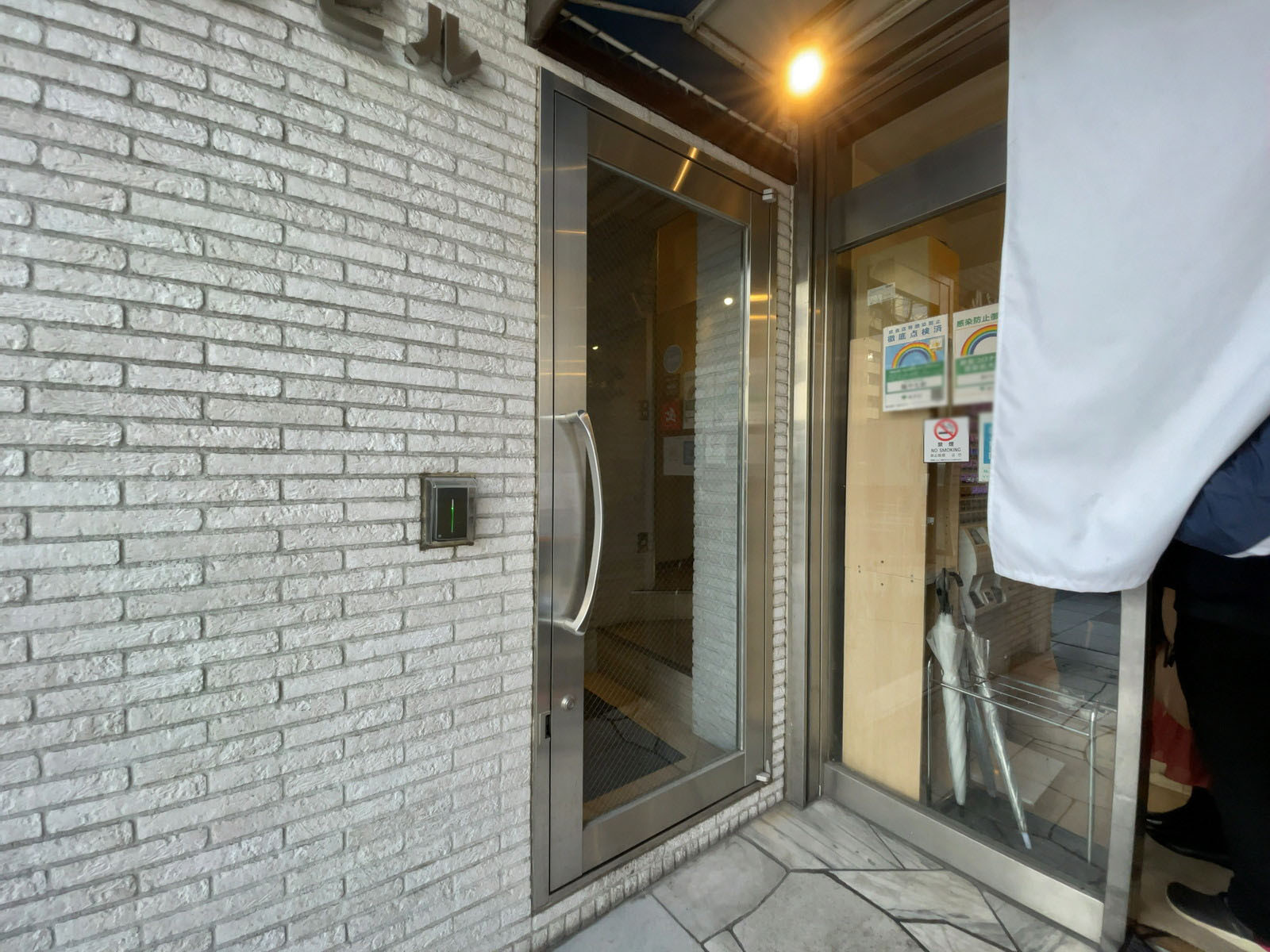 オフィスビル出入口