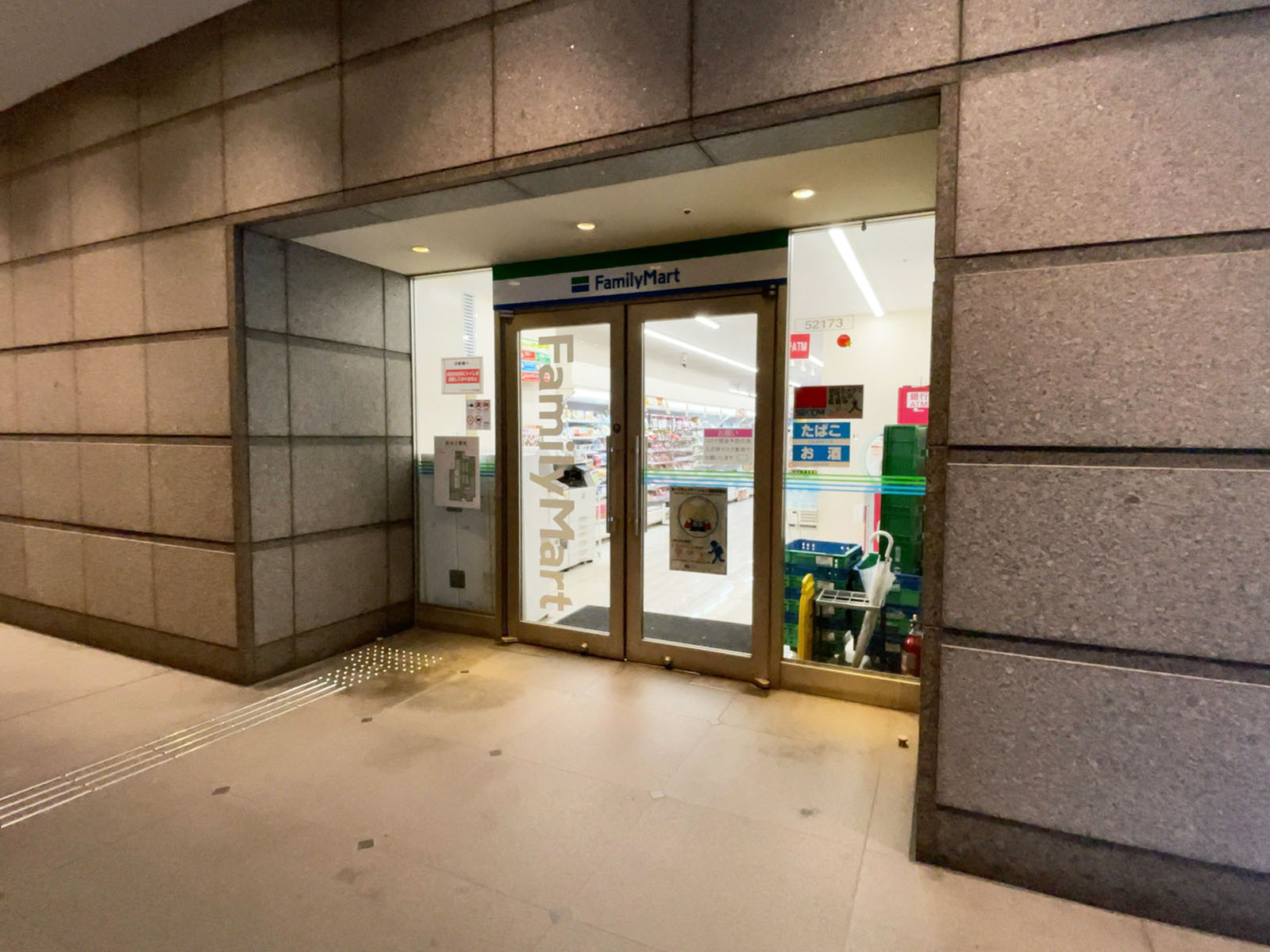 1階のファミリーマート ラグザ大阪店