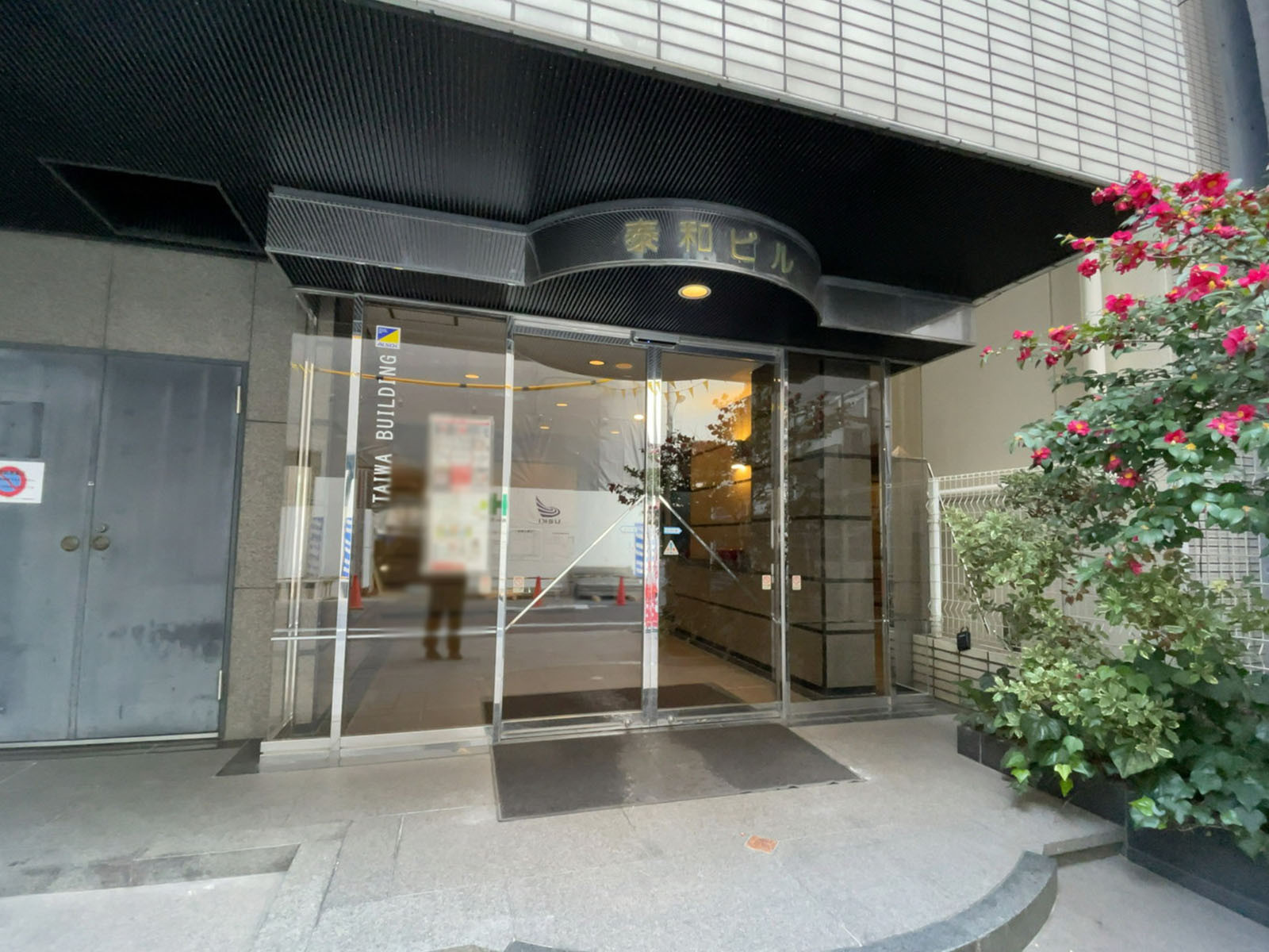 オフィスビル出入口