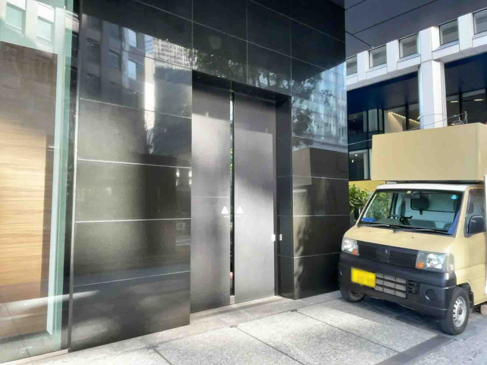 オフィスビル出入口