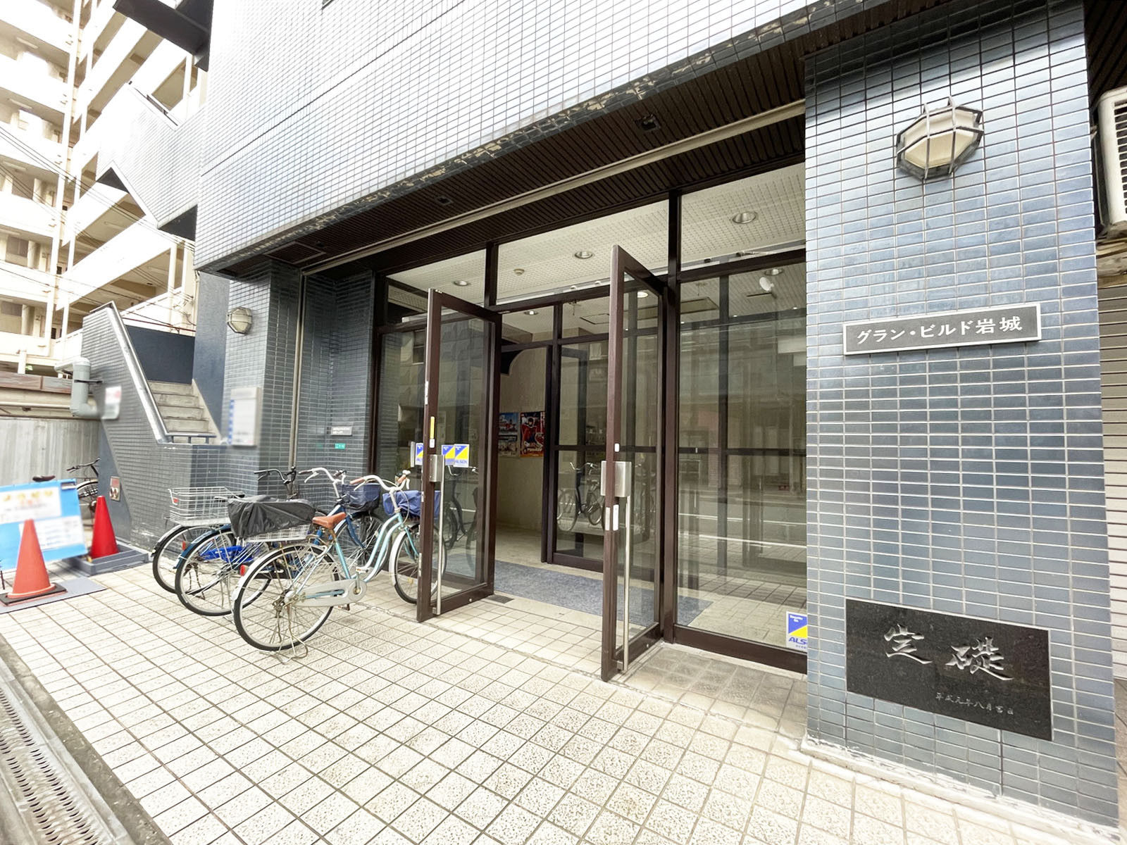 オフィスビル出入口