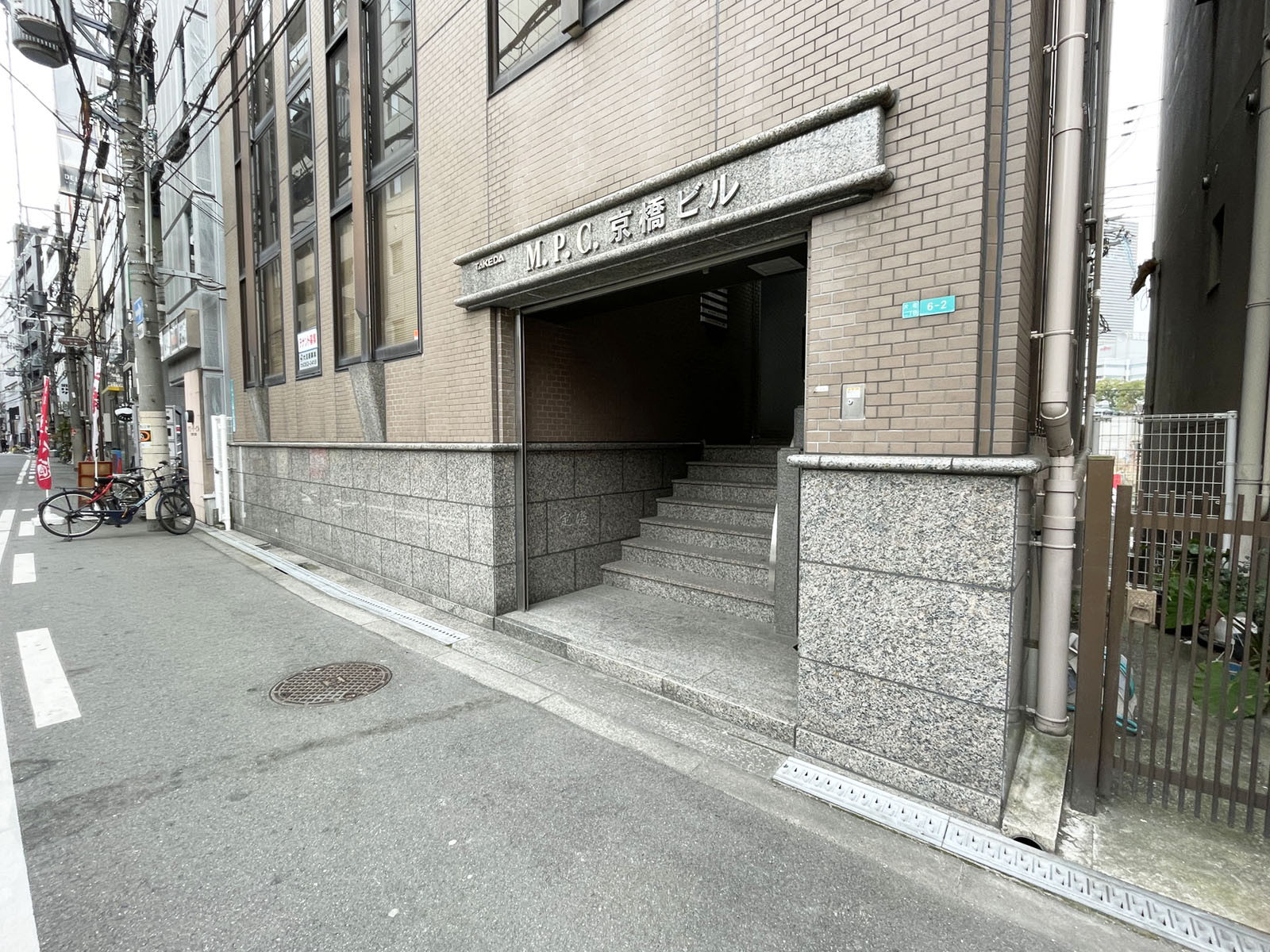オフィスビル出入口