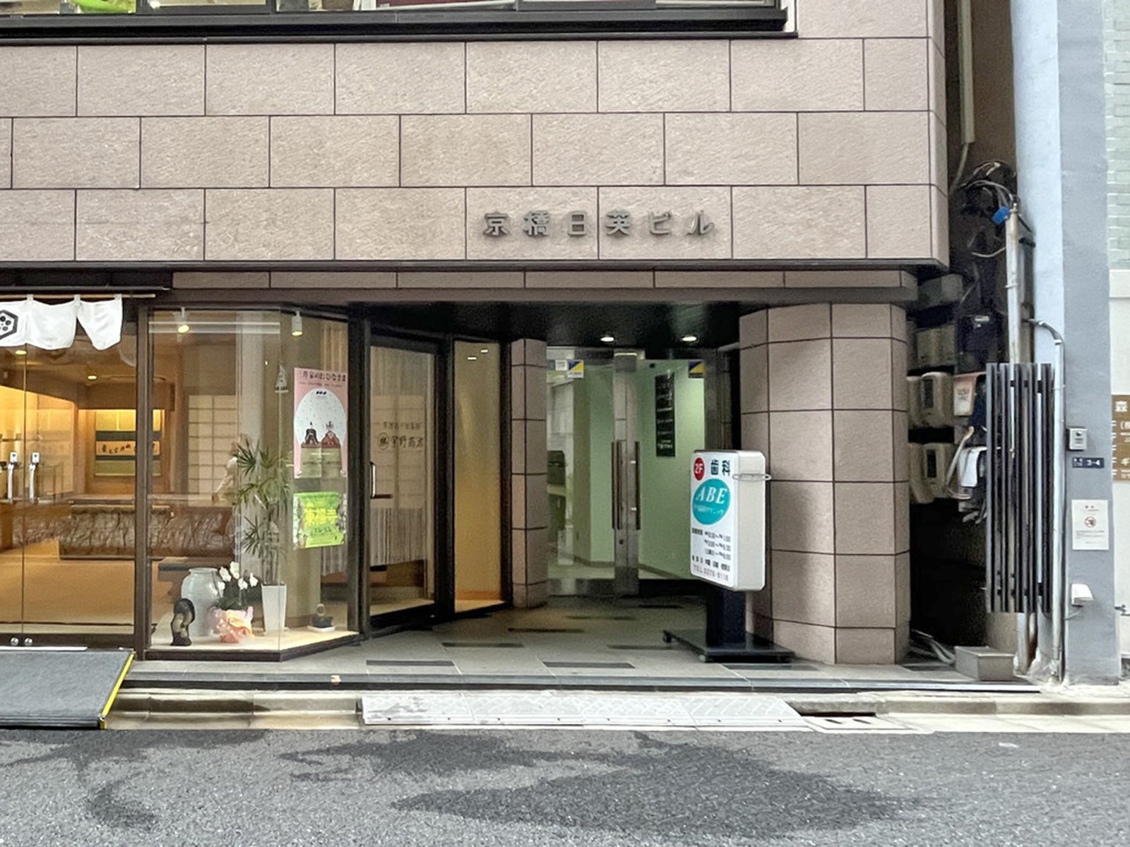 オフィスビル出入口