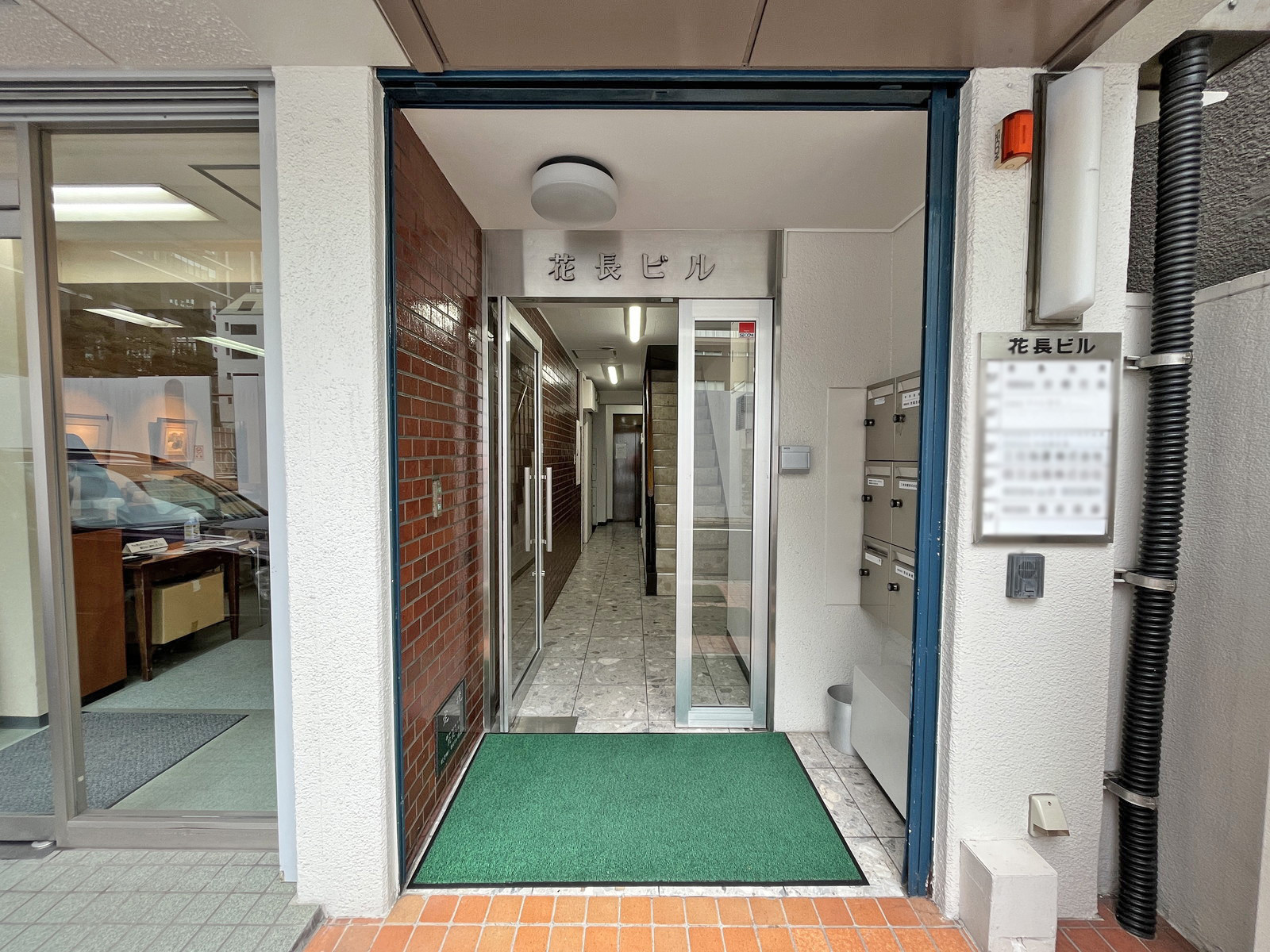 オフィスビル出入り口