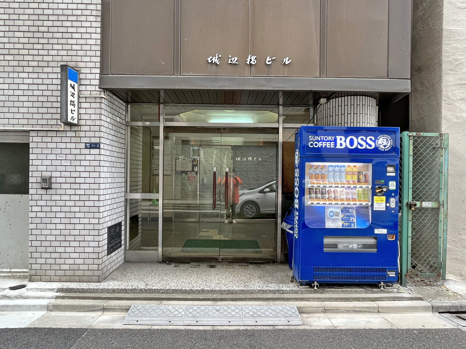 オフィスビル出入り口