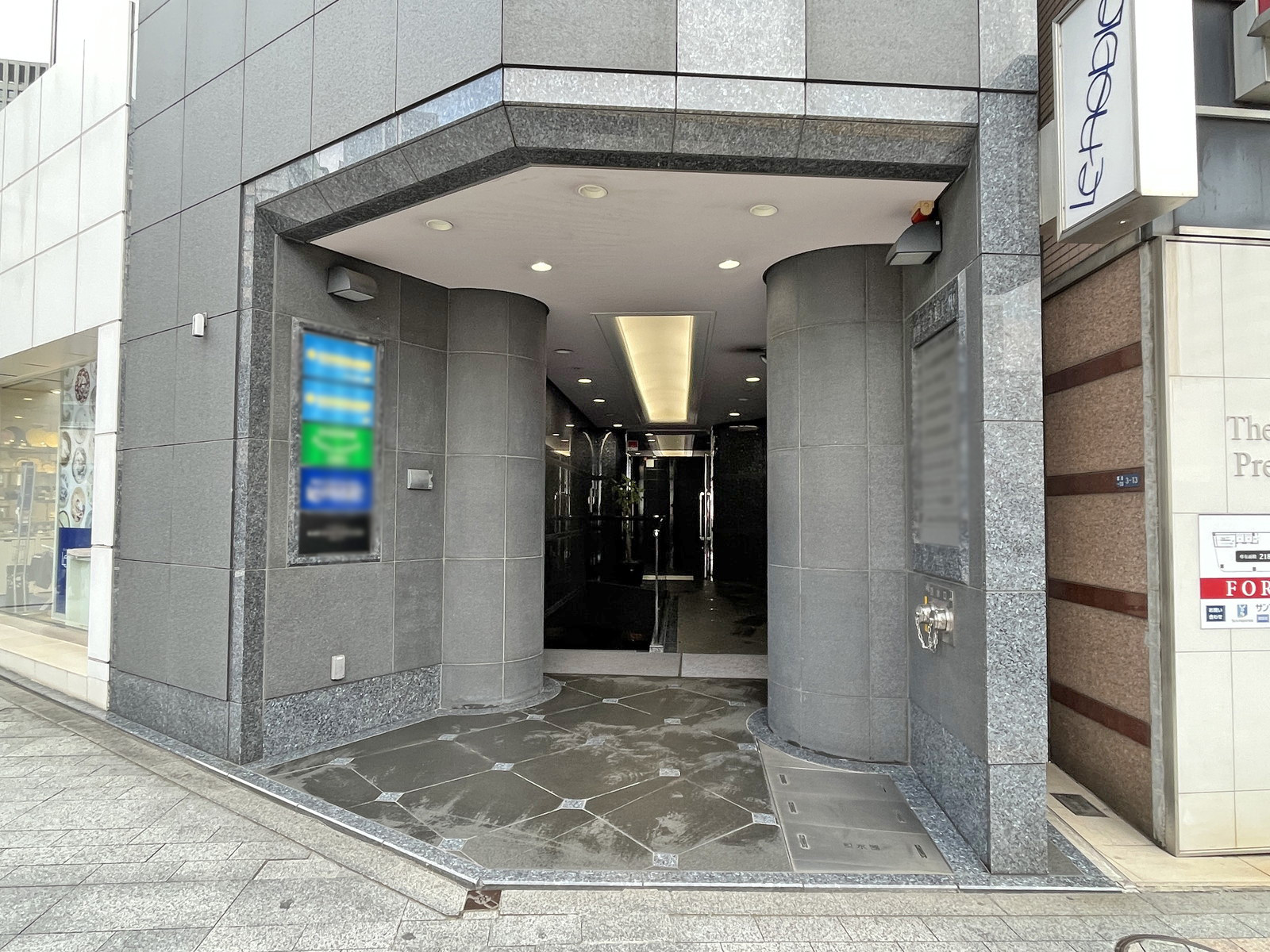 オフィスビル出入り口