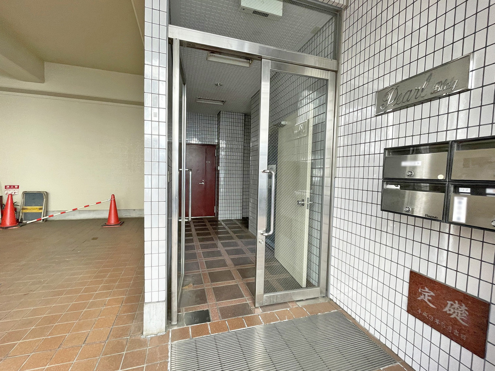 オフィスビル出入口