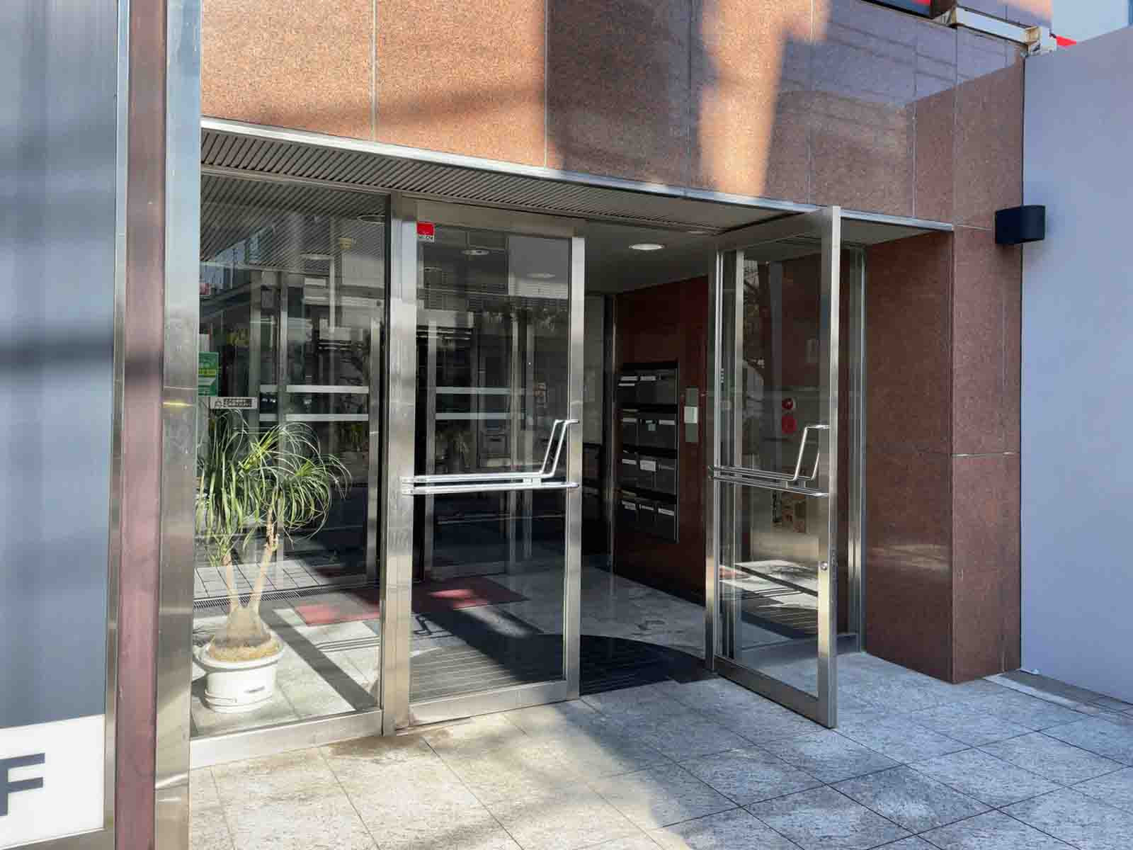 オフィスビル出入口