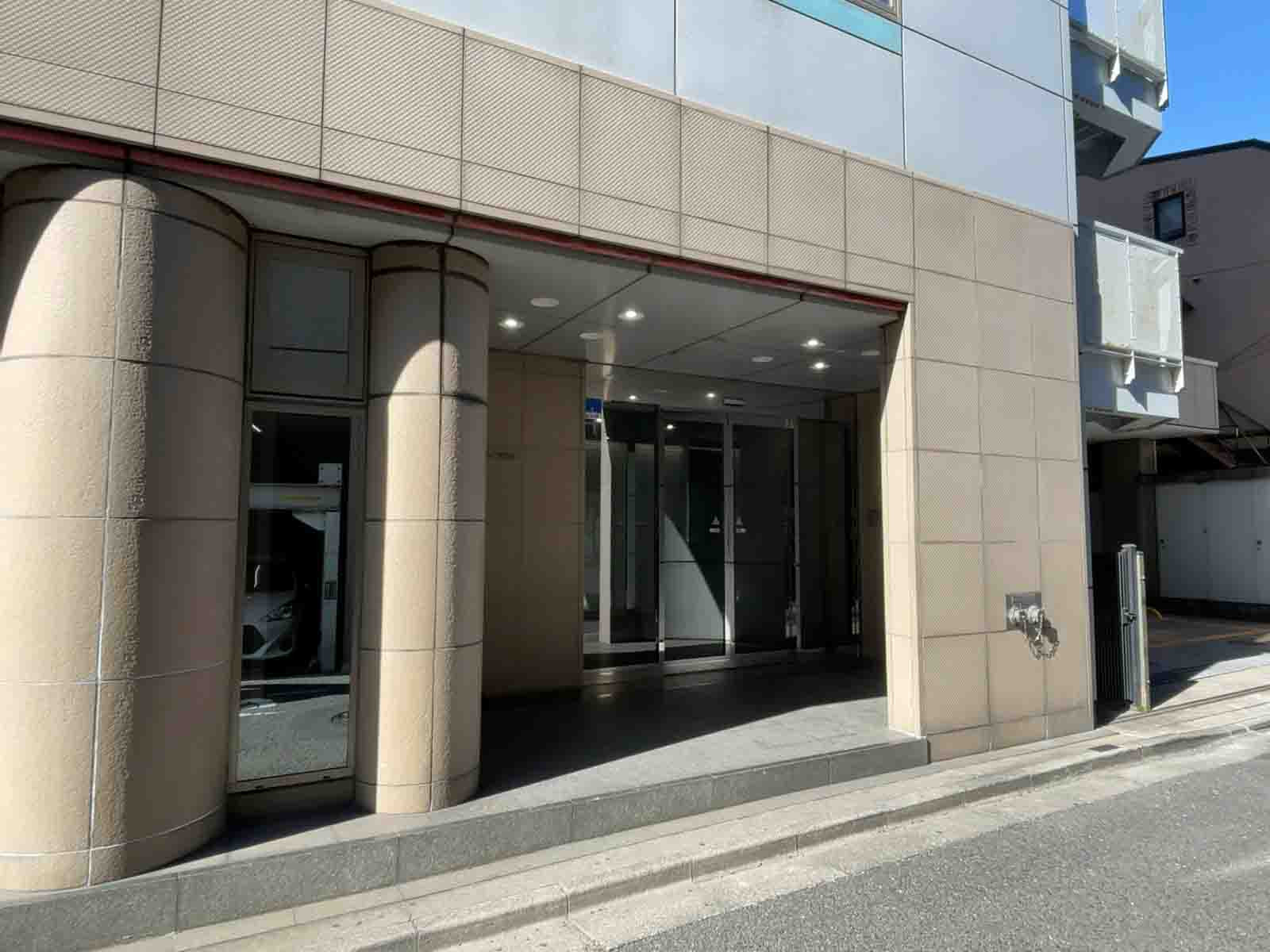 オフィスビル出入口